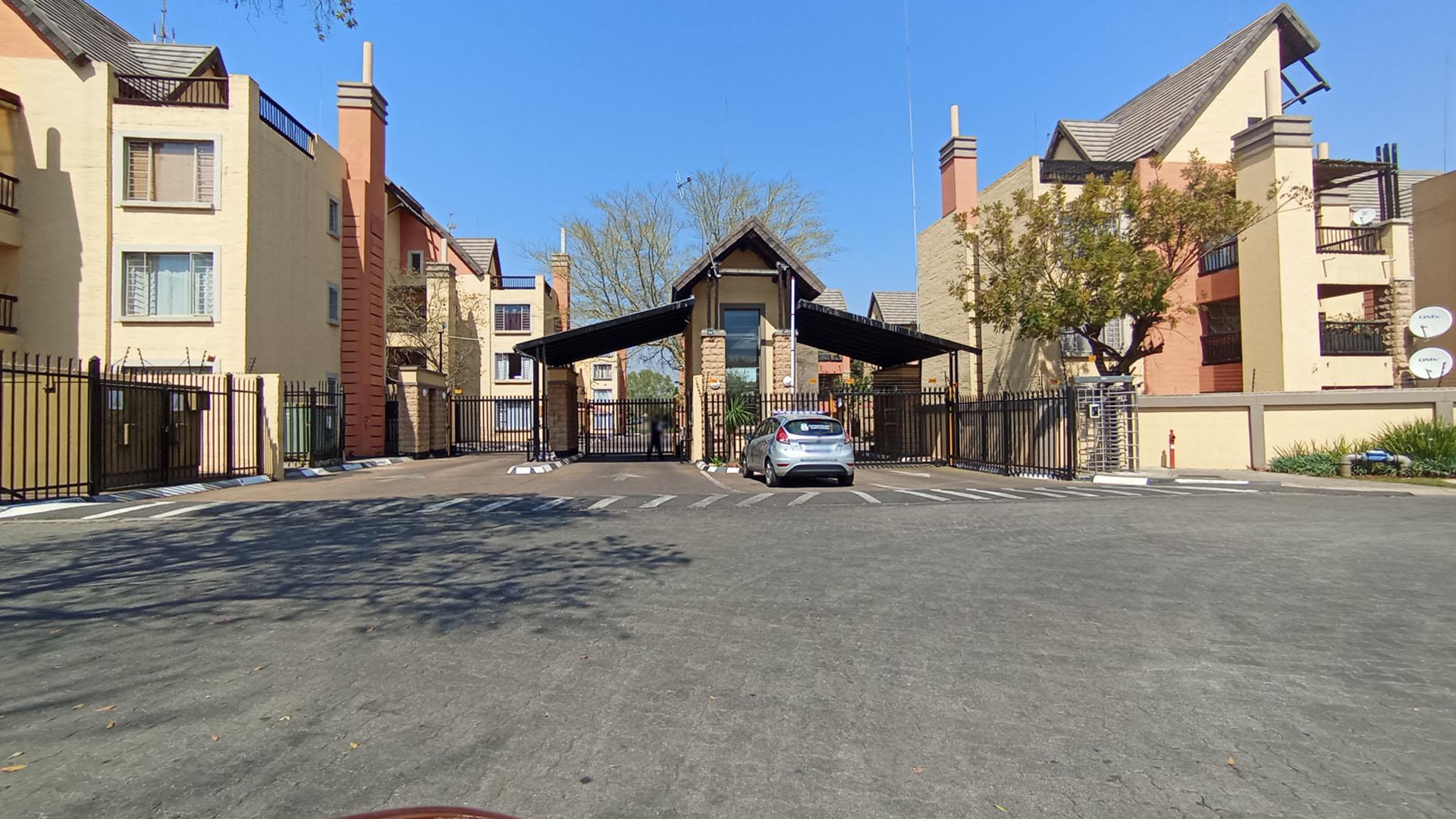 Front View of property in Clubview