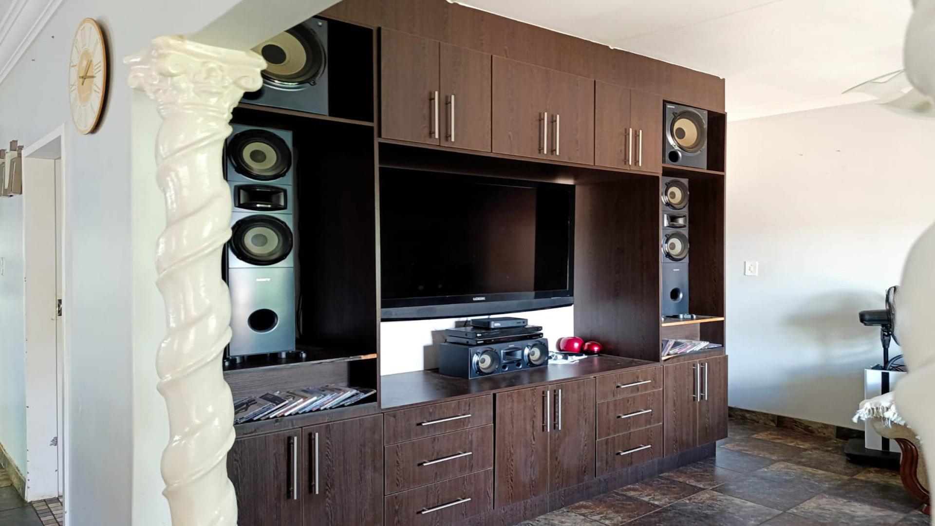 Lounges of property in Pretoria Gardens