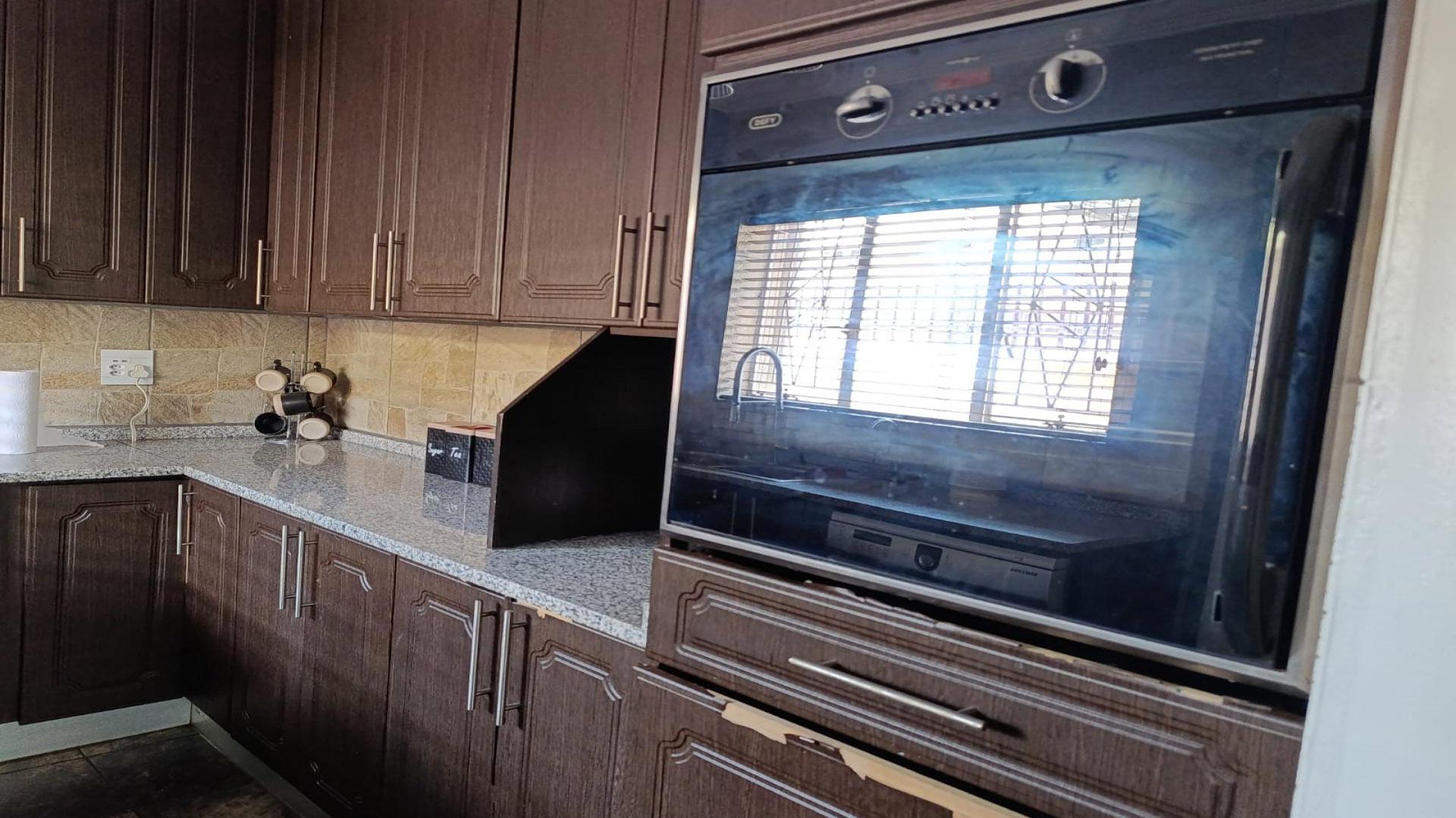 Kitchen of property in Pretoria Gardens