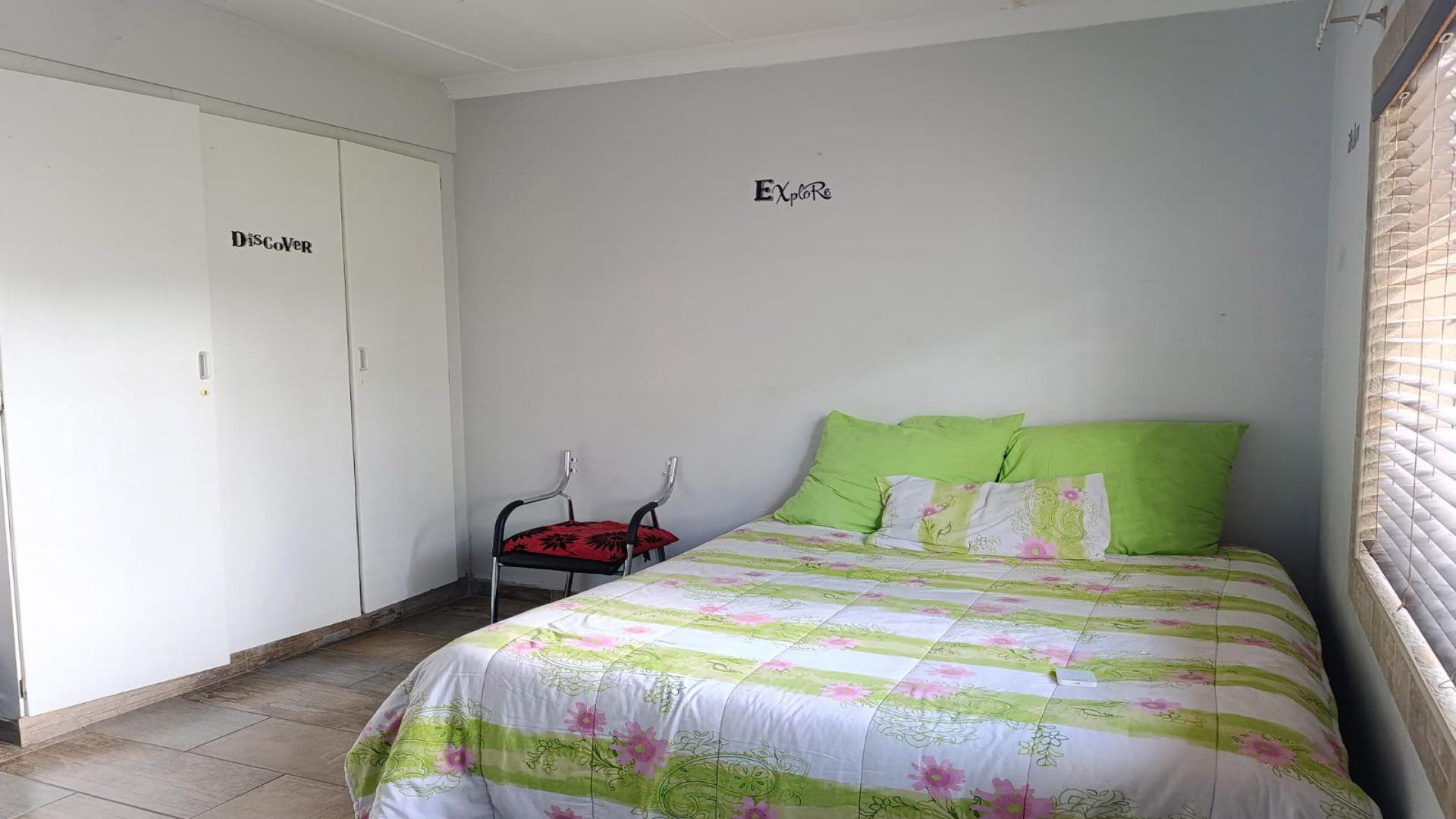 Bed Room 1 of property in Pretoria Gardens