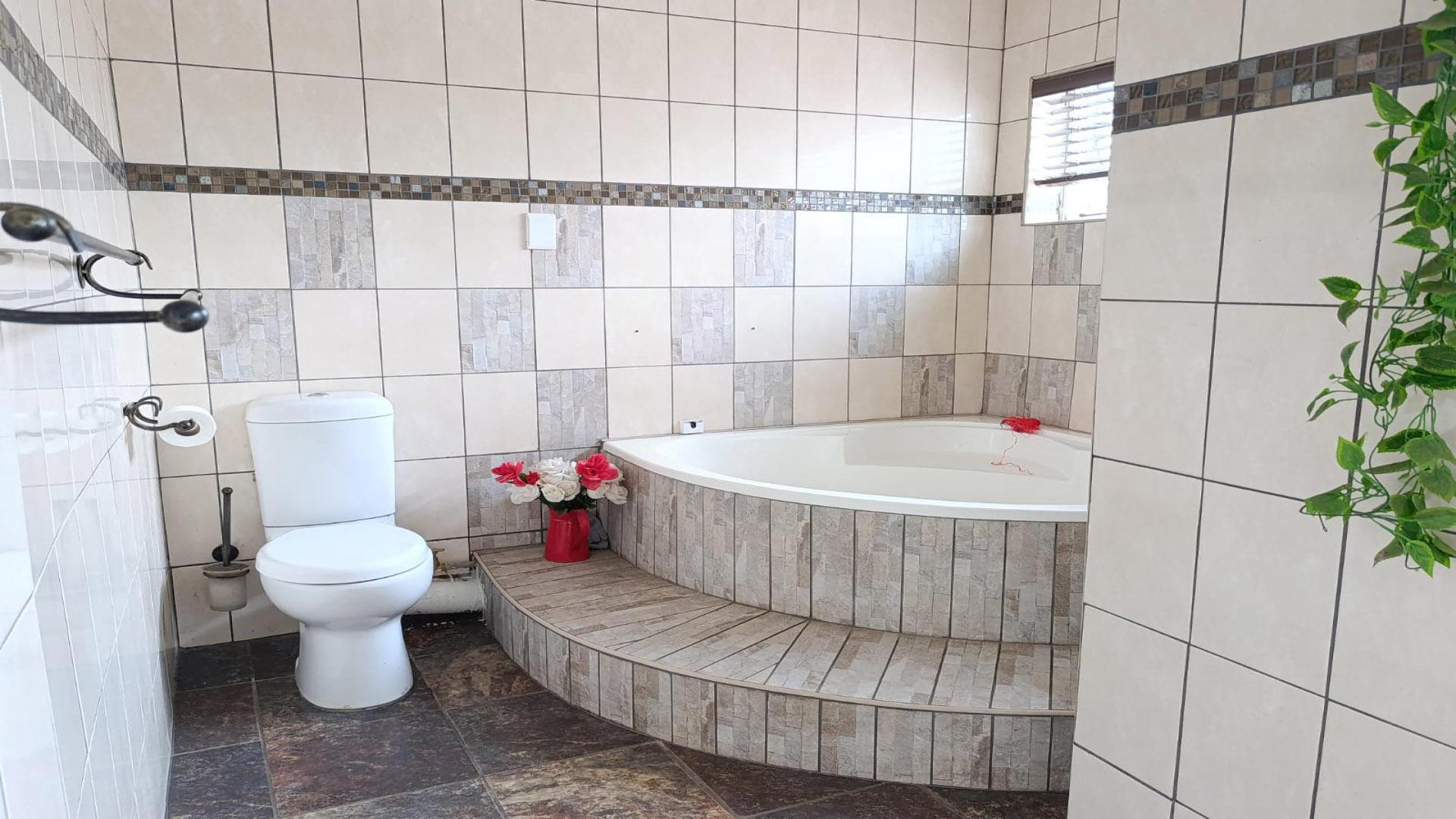 Bathroom 1 of property in Pretoria Gardens