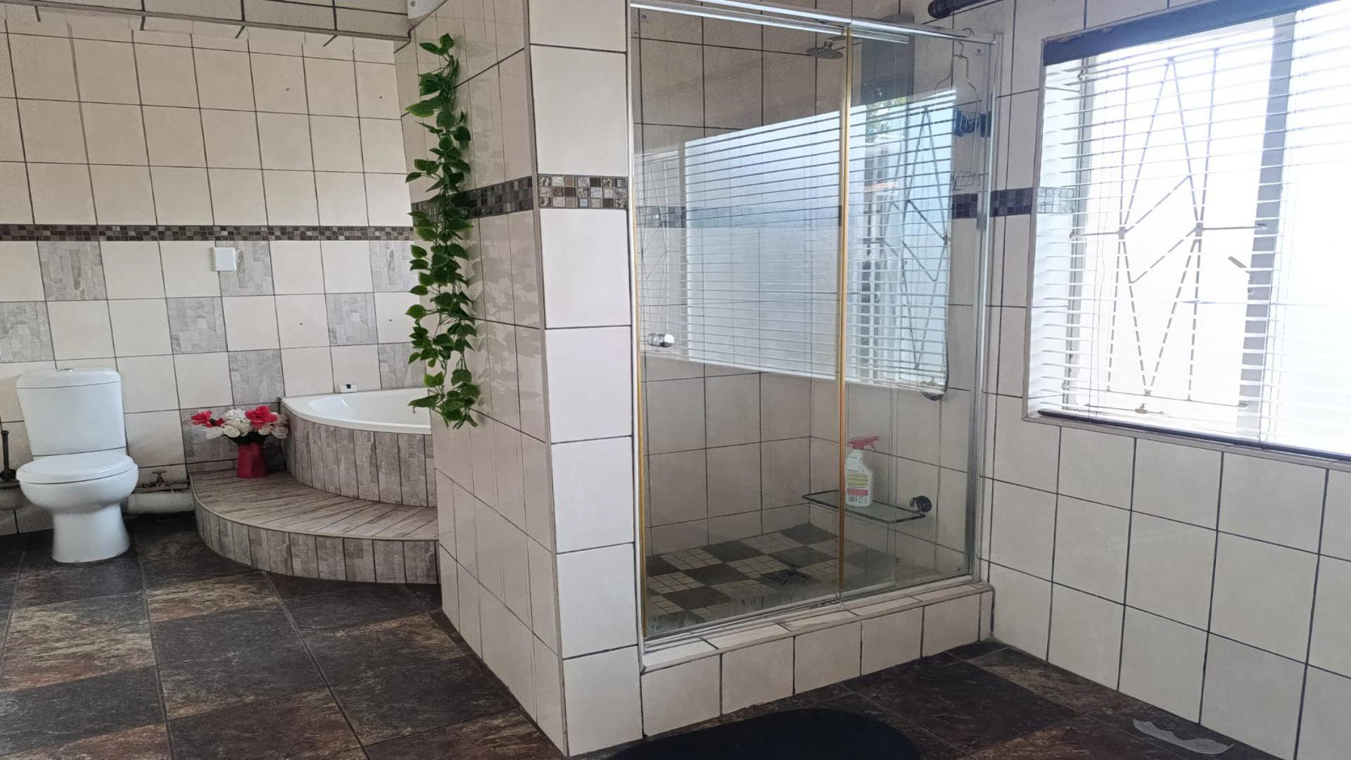 Bathroom 1 of property in Pretoria Gardens