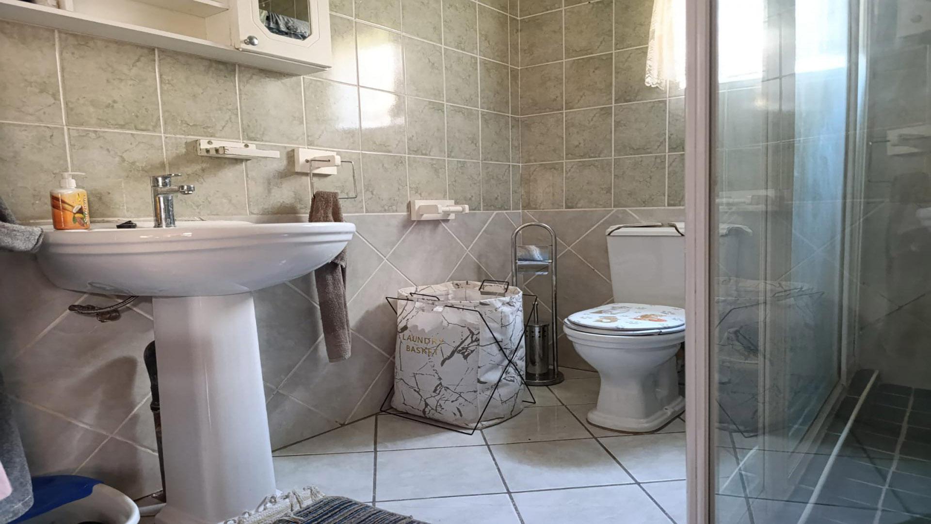 Bathroom 2 of property in Pretoria Gardens