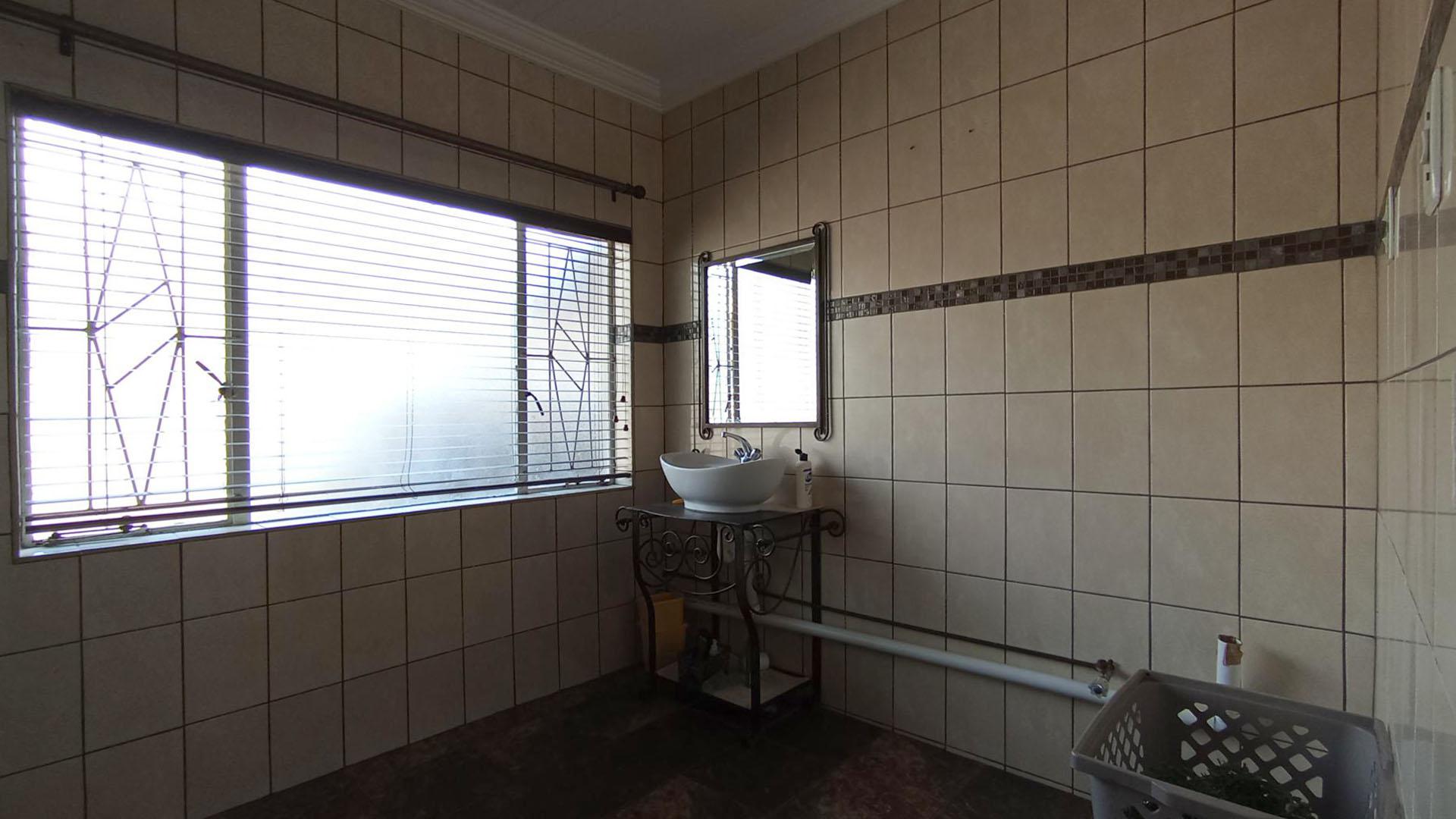 Bathroom 1 - 15 square meters of property in Pretoria Gardens