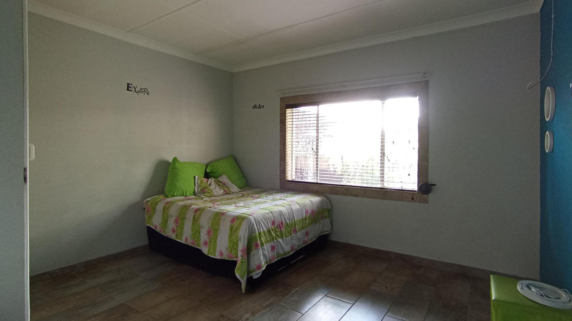 Bed Room 1 - 19 square meters of property in Pretoria Gardens