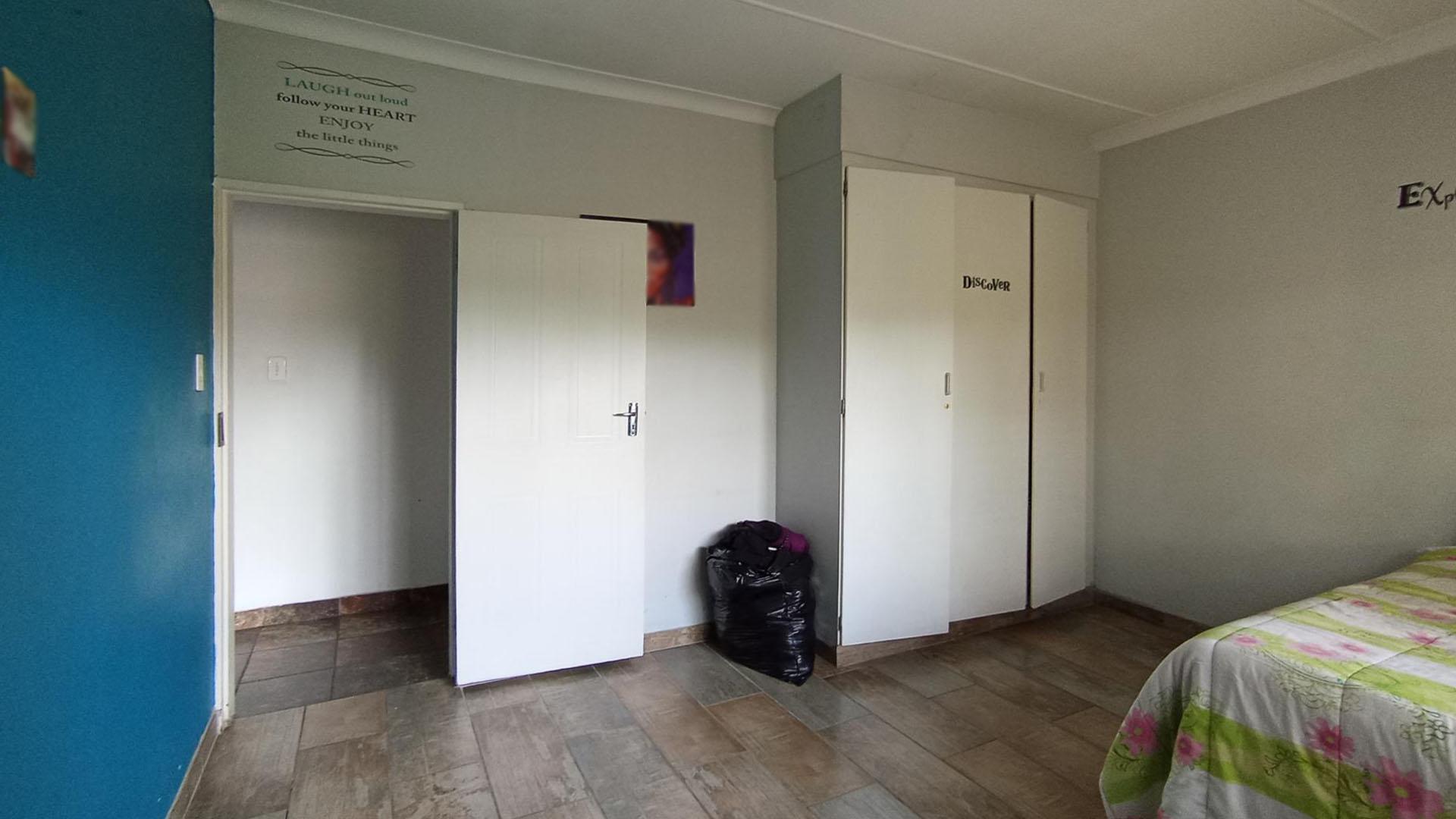Bed Room 1 - 19 square meters of property in Pretoria Gardens