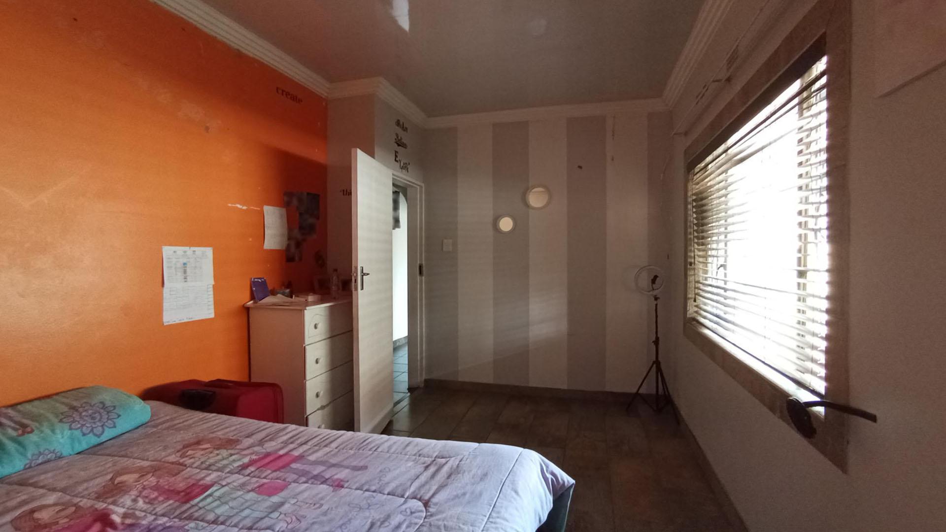 Bed Room 2 - 22 square meters of property in Pretoria Gardens