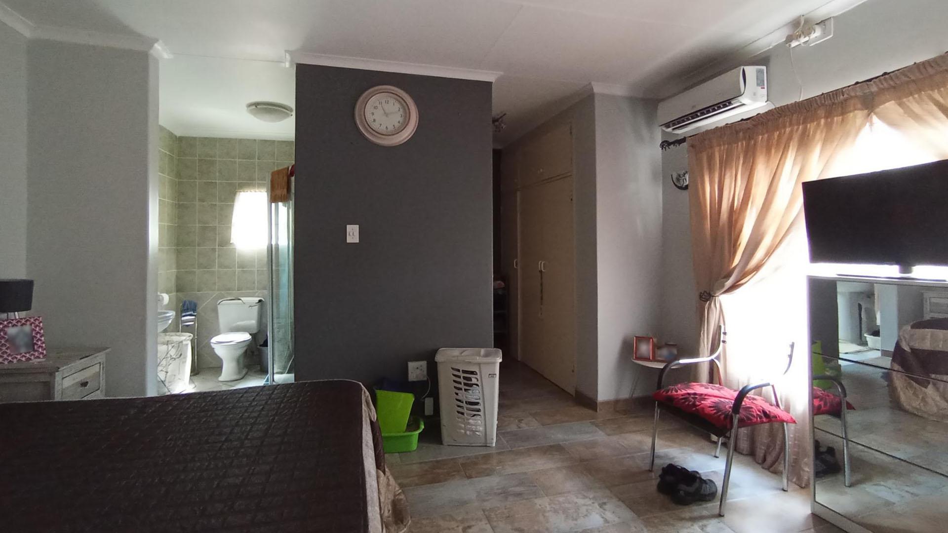 Main Bedroom - 26 square meters of property in Pretoria Gardens