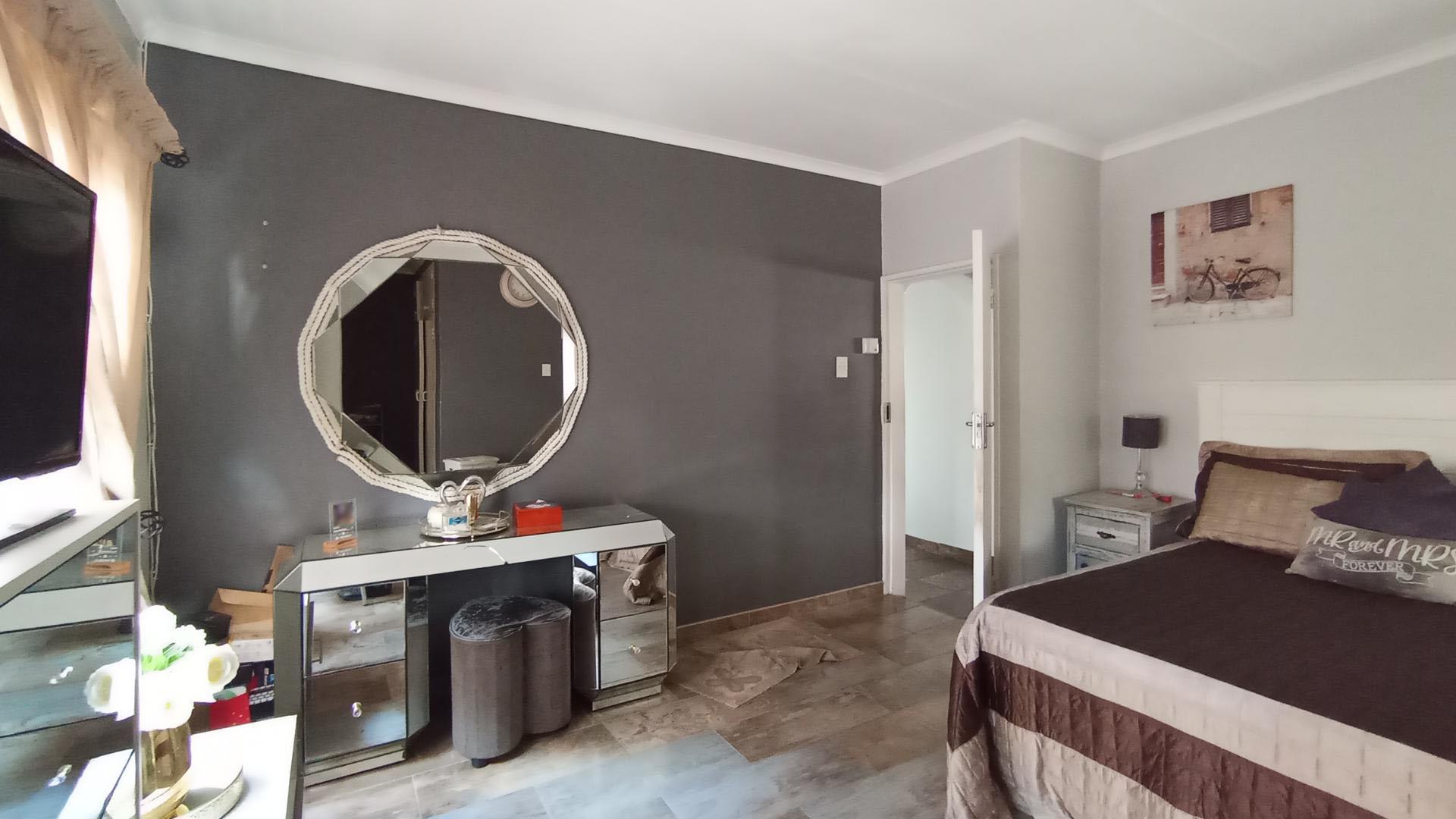 Main Bedroom - 26 square meters of property in Pretoria Gardens