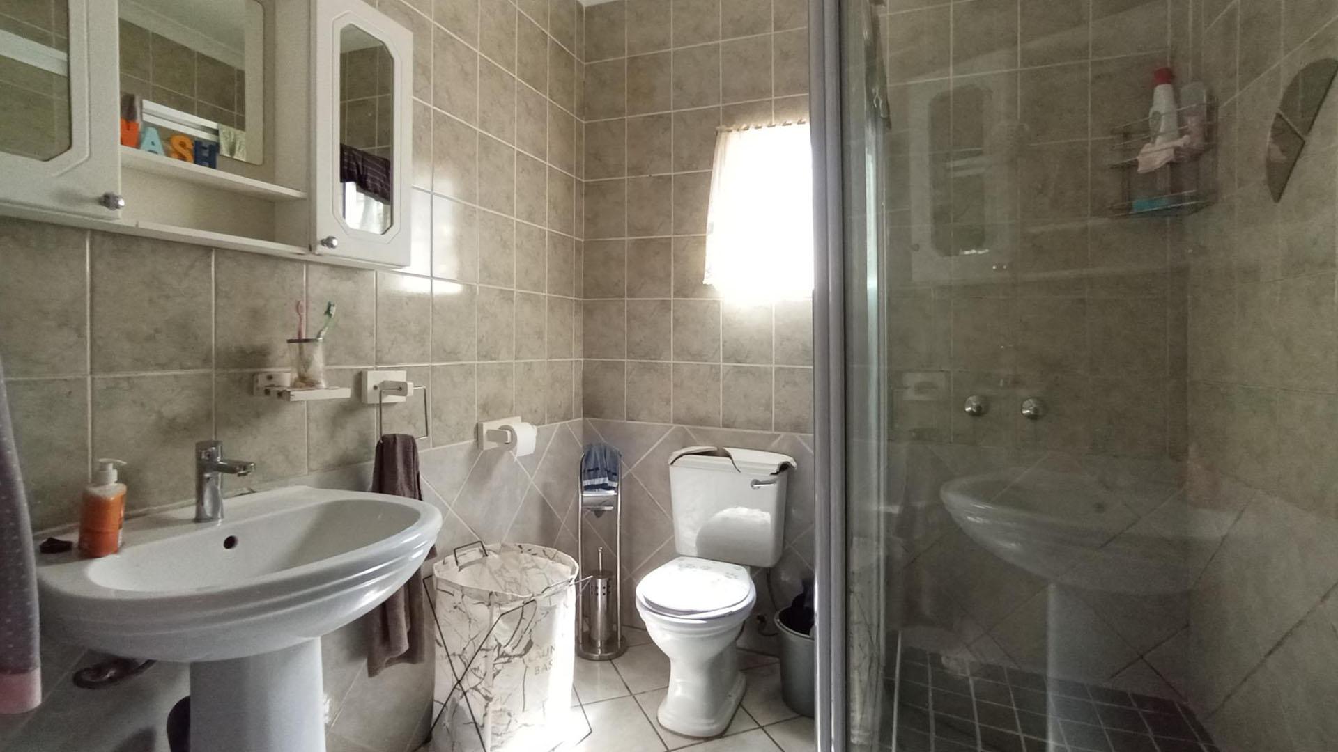 Main Bathroom - 5 square meters of property in Pretoria Gardens