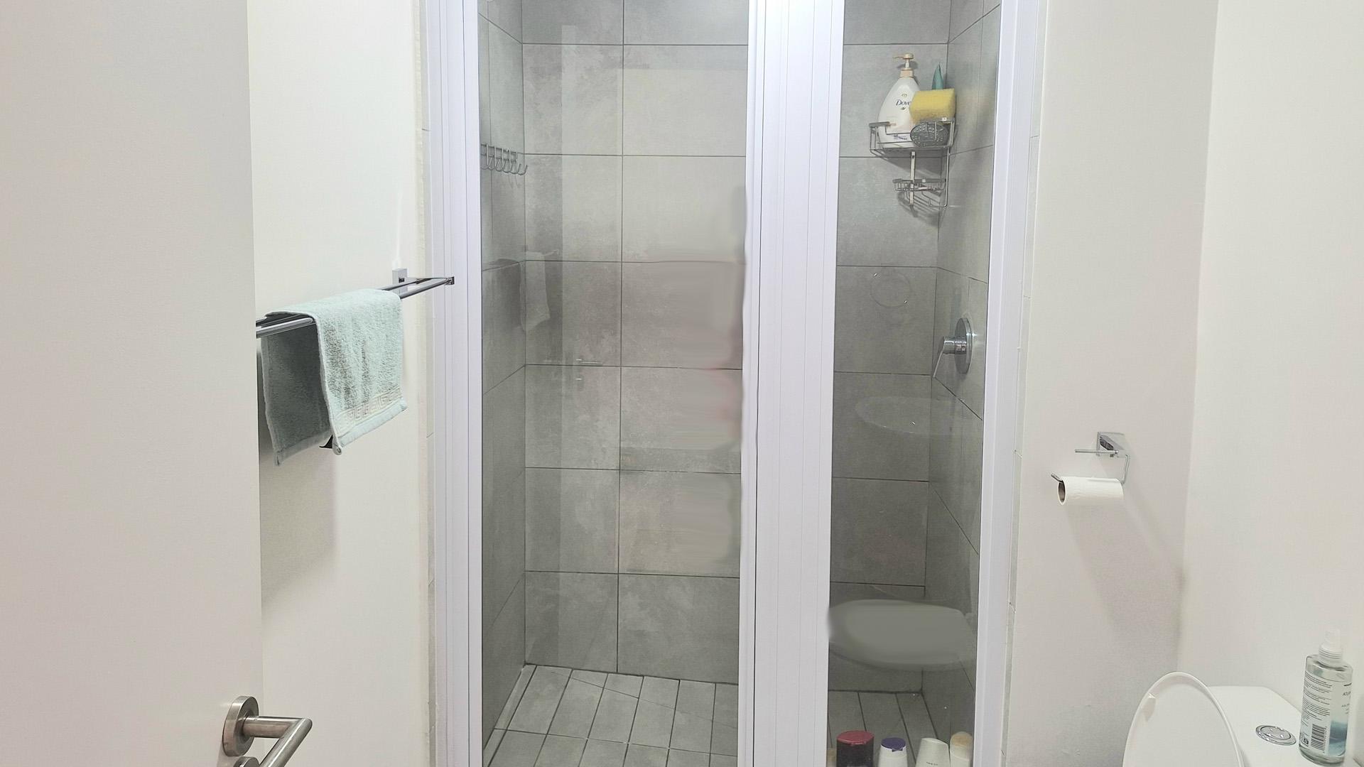 Bathroom 1 of property in Hayfields