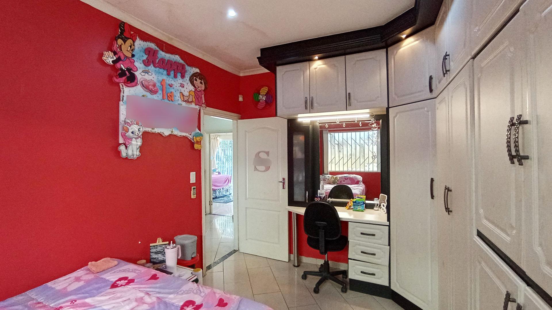 Bed Room 1 - 15 square meters of property in Umhlanga Rocks