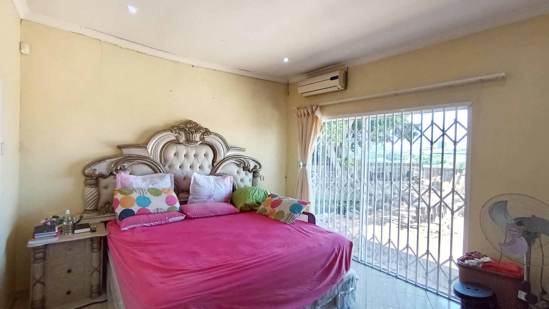 Main Bedroom - 17 square meters of property in Umhlanga Rocks