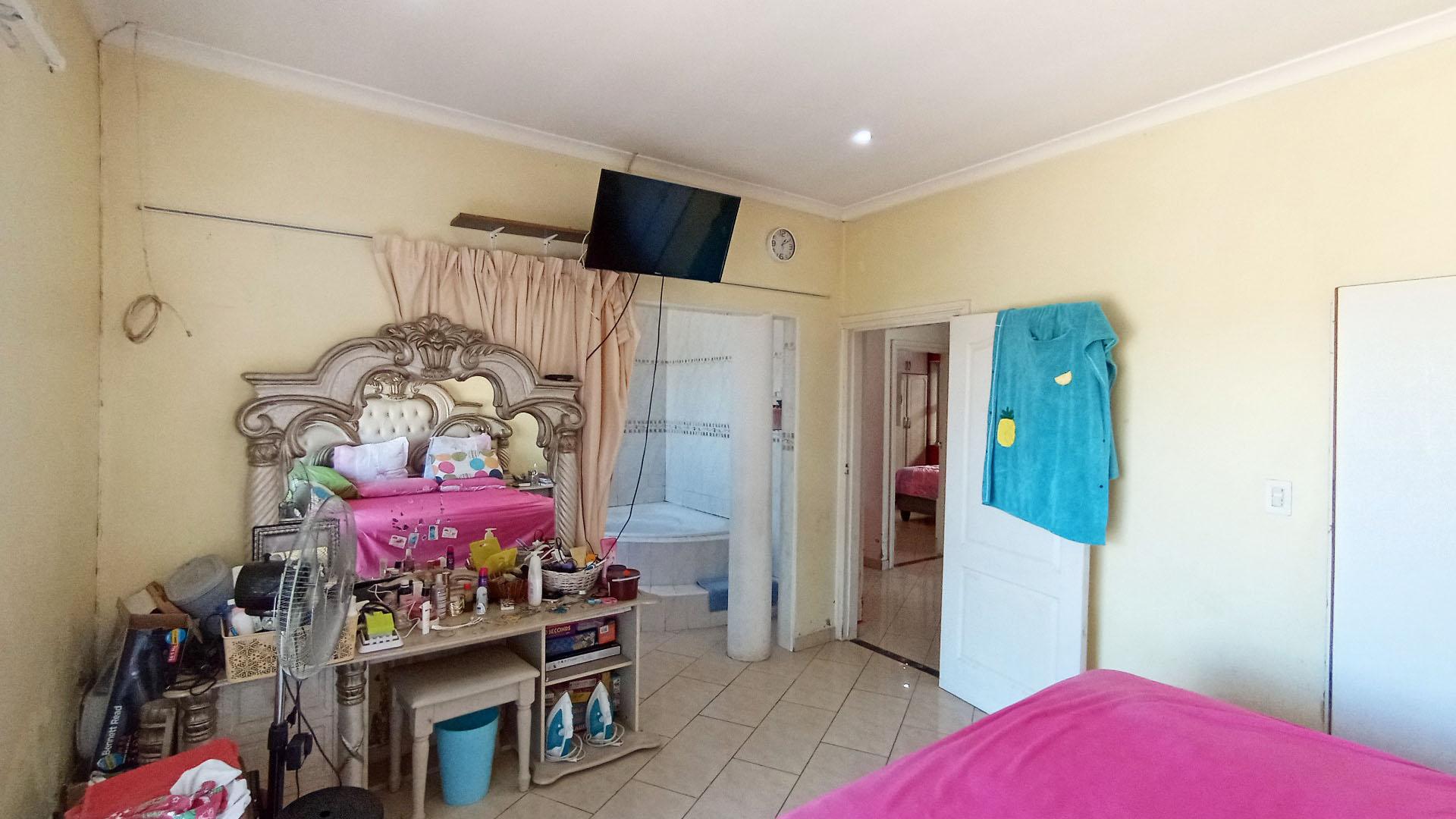 Main Bedroom - 17 square meters of property in Umhlanga Rocks