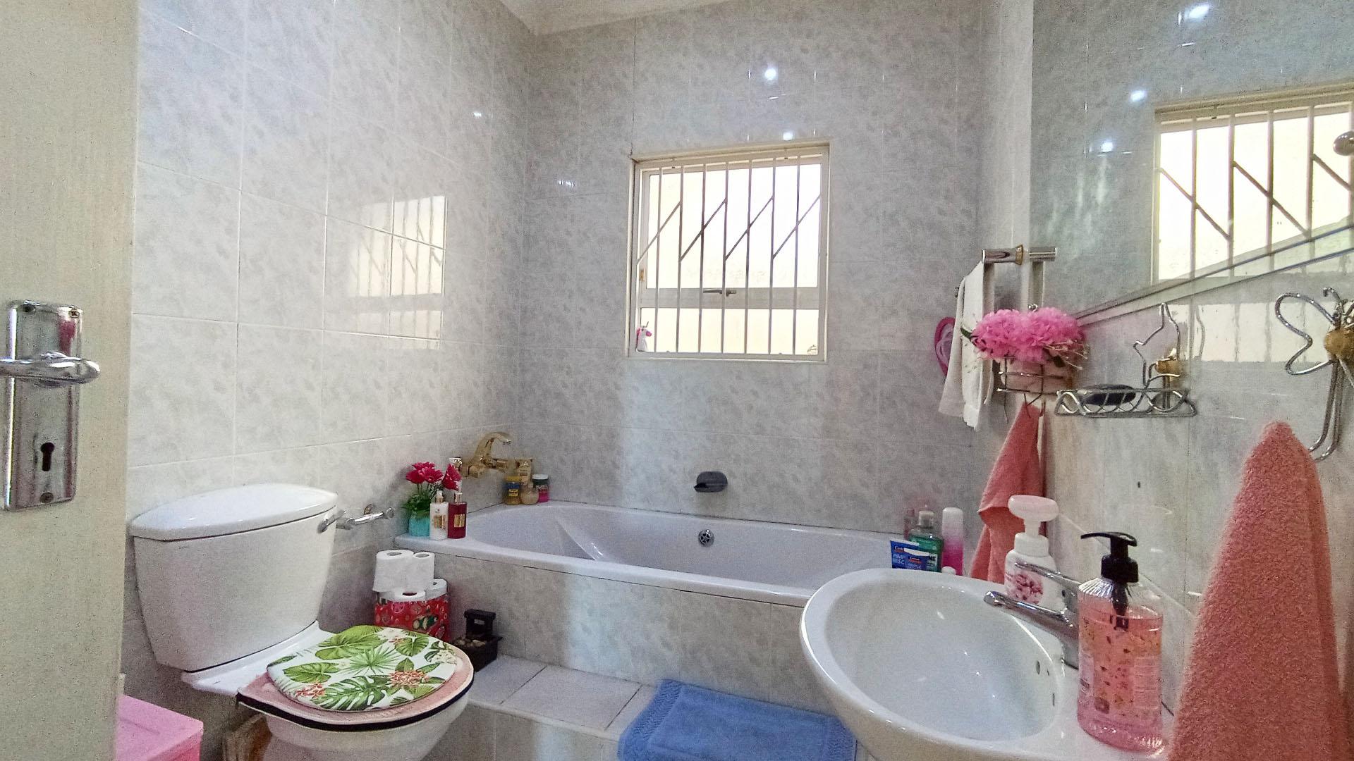Bathroom 1 - 7 square meters of property in Umhlanga Rocks