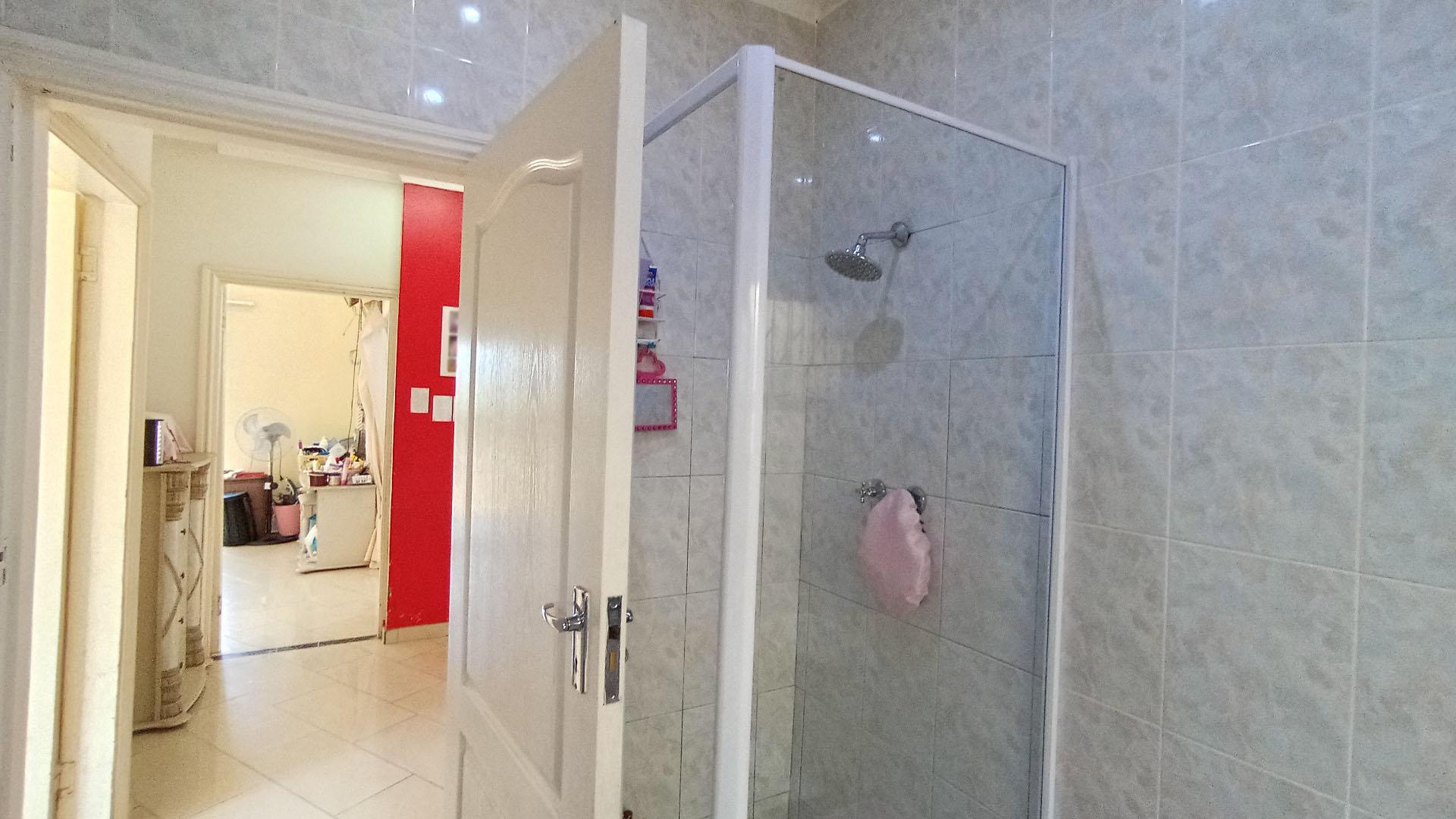 Bathroom 1 - 7 square meters of property in Umhlanga Rocks