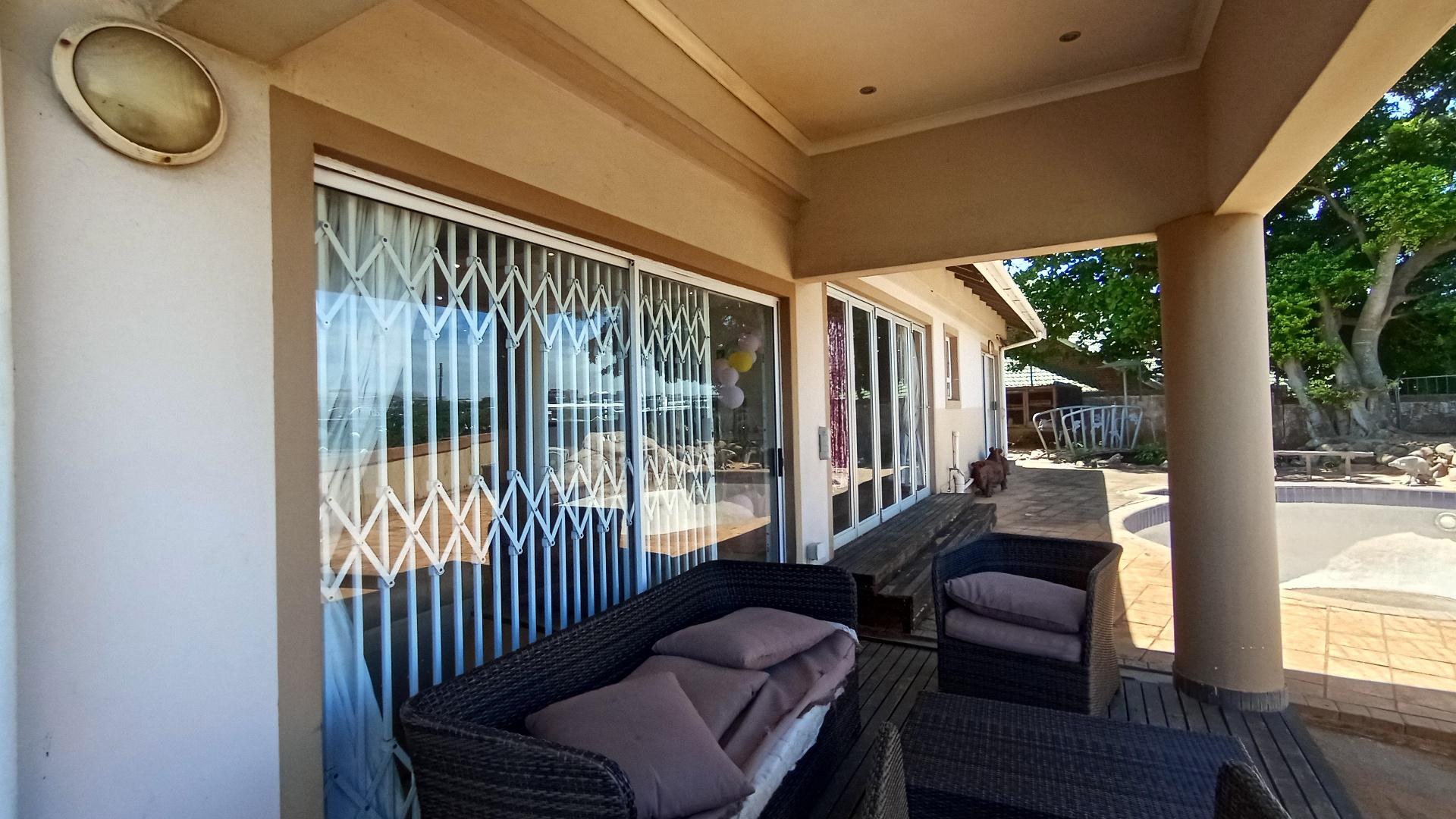 Patio - 59 square meters of property in Umhlanga Rocks