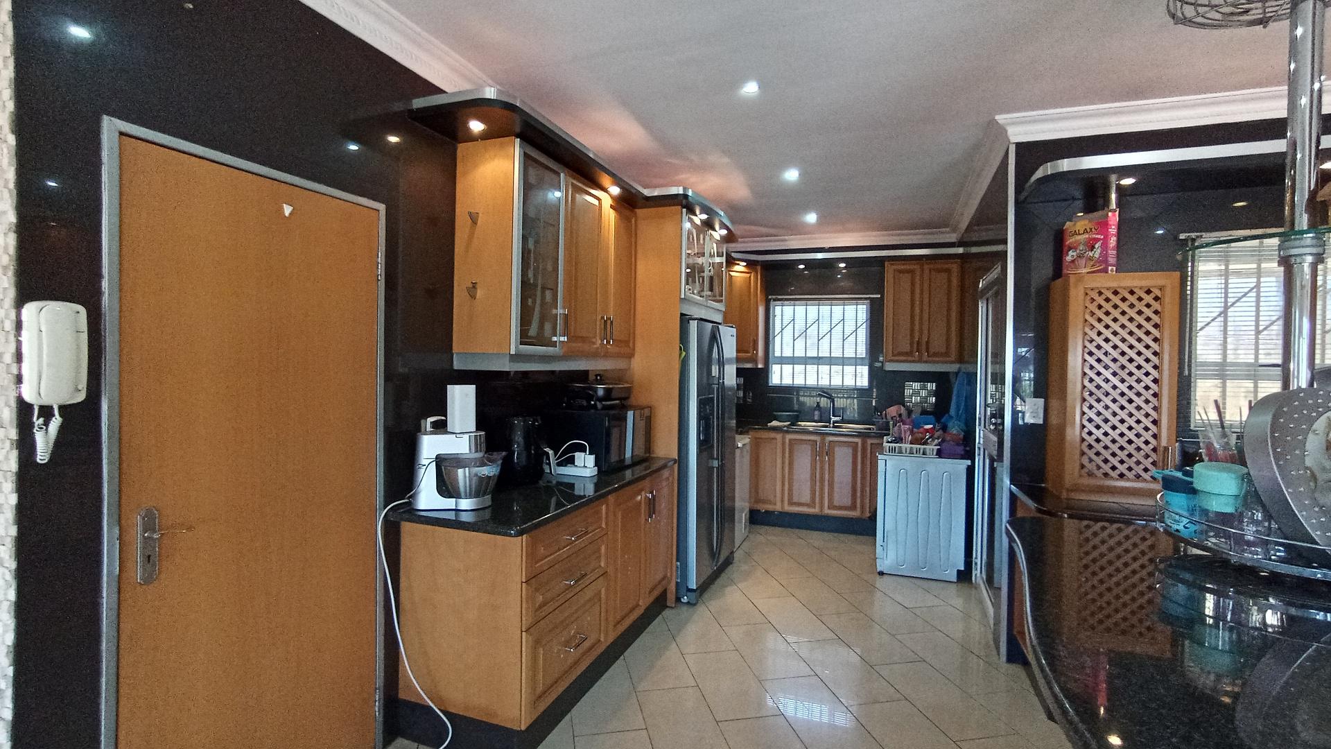 Kitchen - 29 square meters of property in Umhlanga Rocks