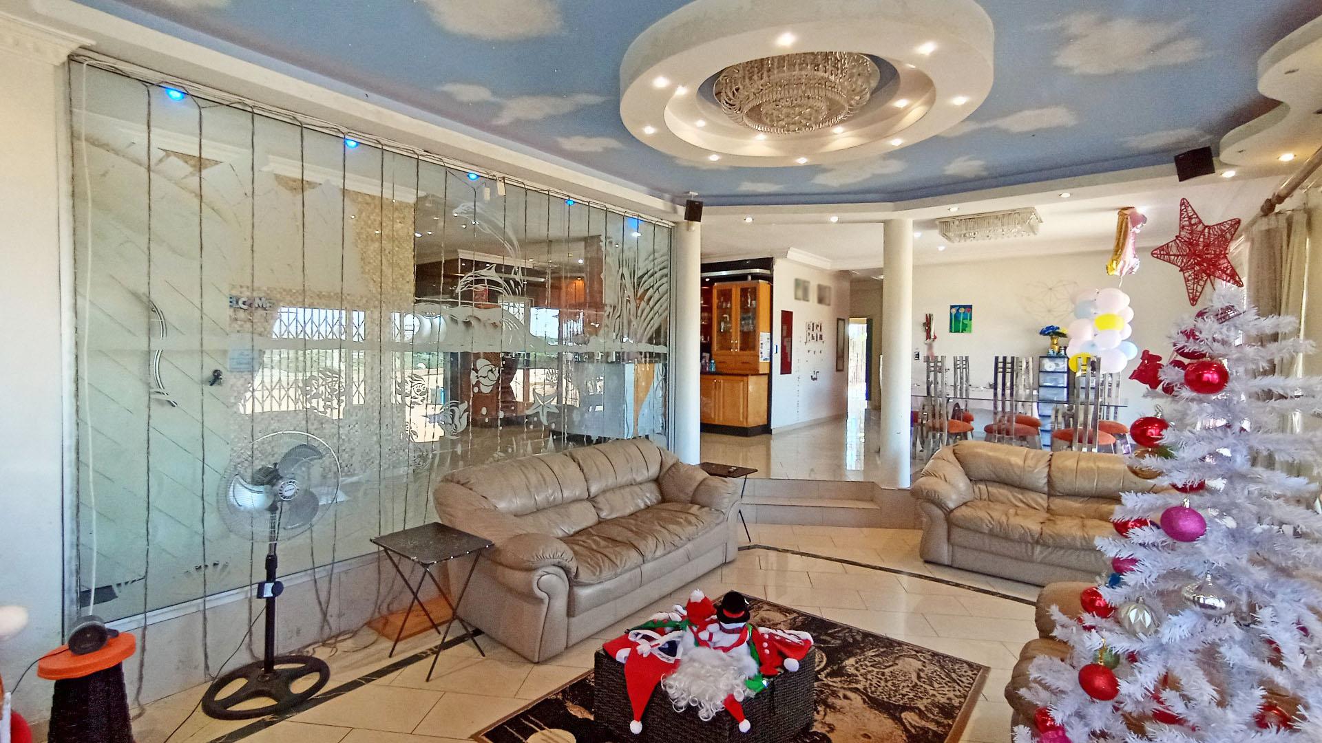 Lounges - 30 square meters of property in Umhlanga Rocks