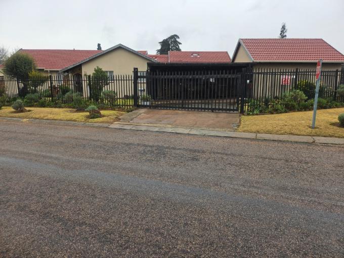 4 Bedroom House for Sale For Sale in Verwoerdpark - MR690325