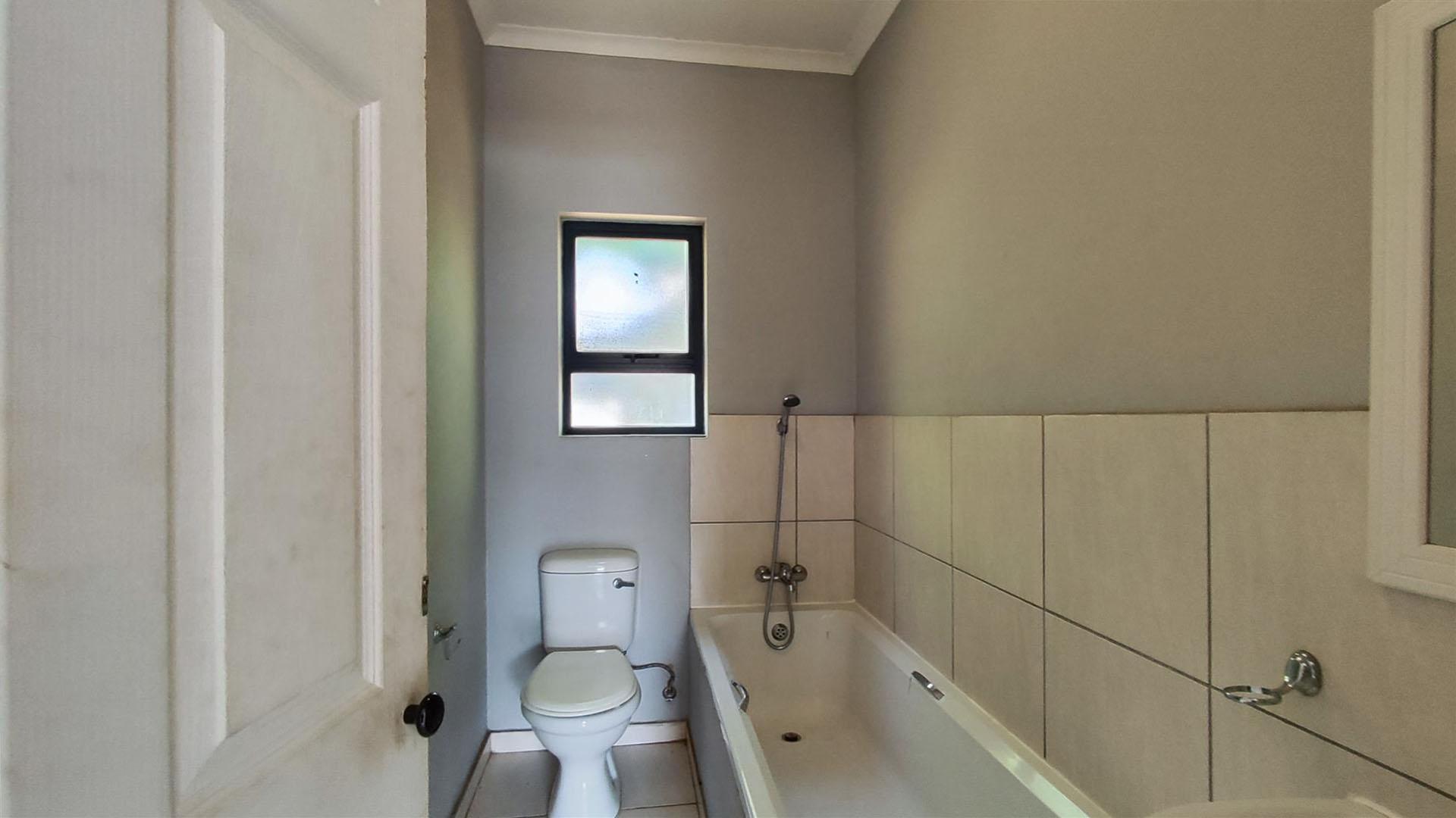 Bathroom 1 - 5 square meters of property in Rynfield AH