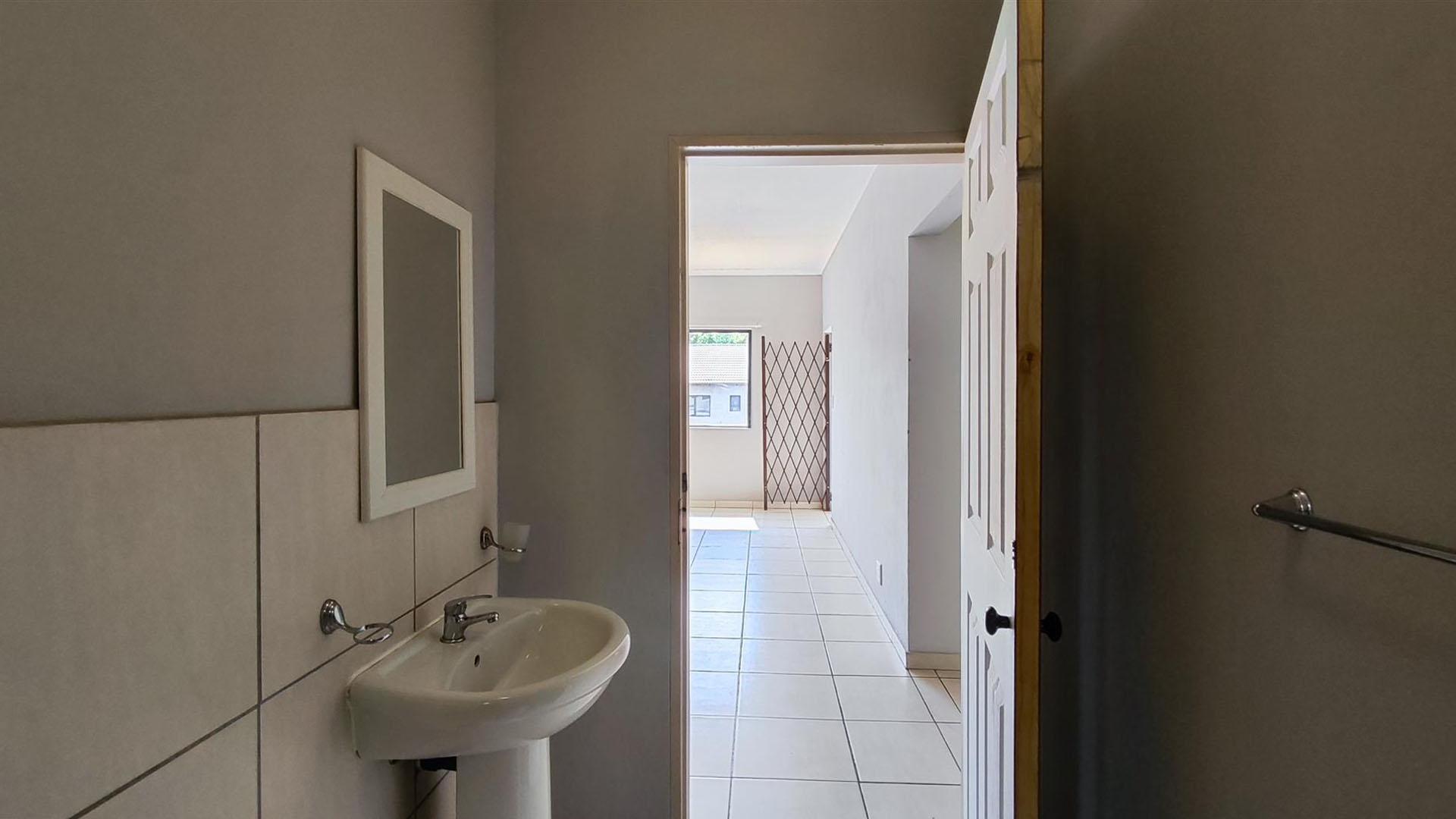 Bathroom 1 - 5 square meters of property in Rynfield AH