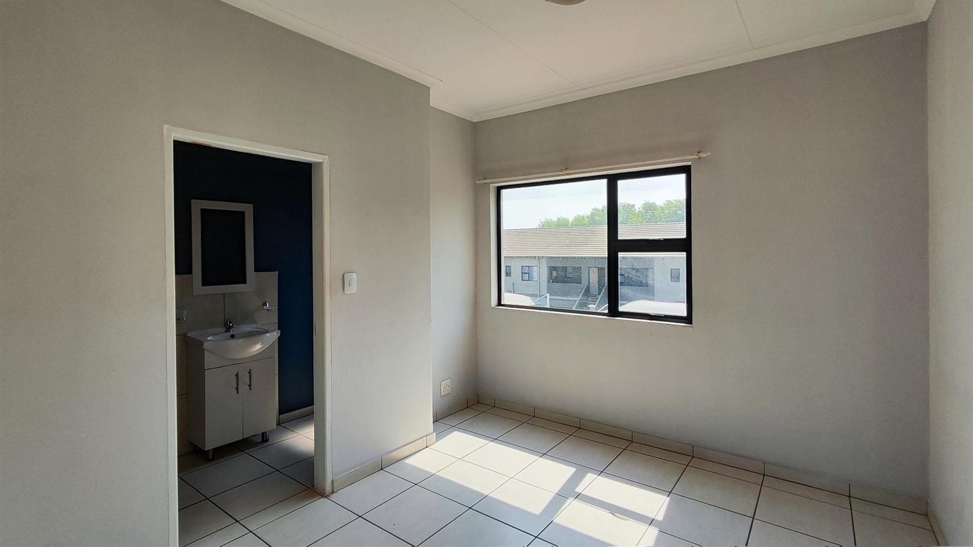 Main Bedroom - 18 square meters of property in Rynfield AH