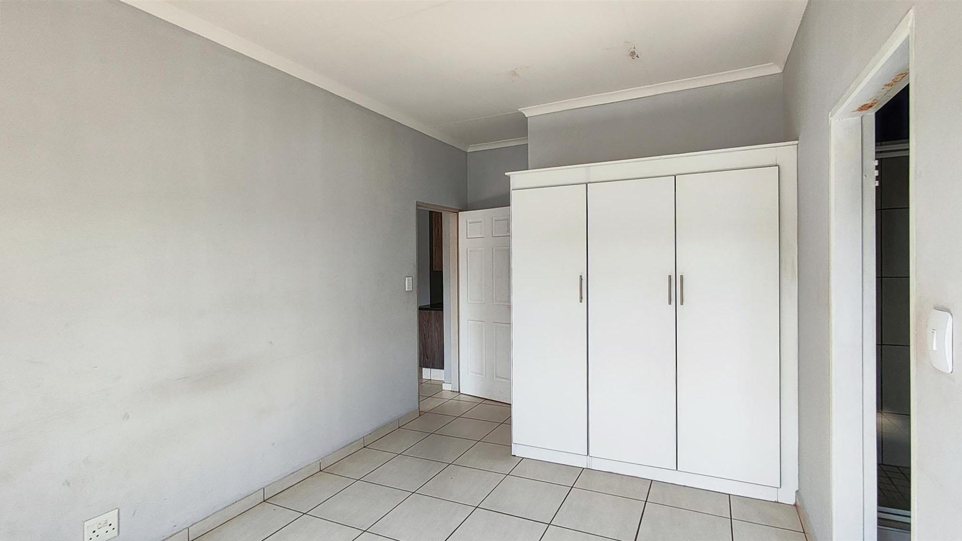 Main Bedroom - 18 square meters of property in Rynfield AH