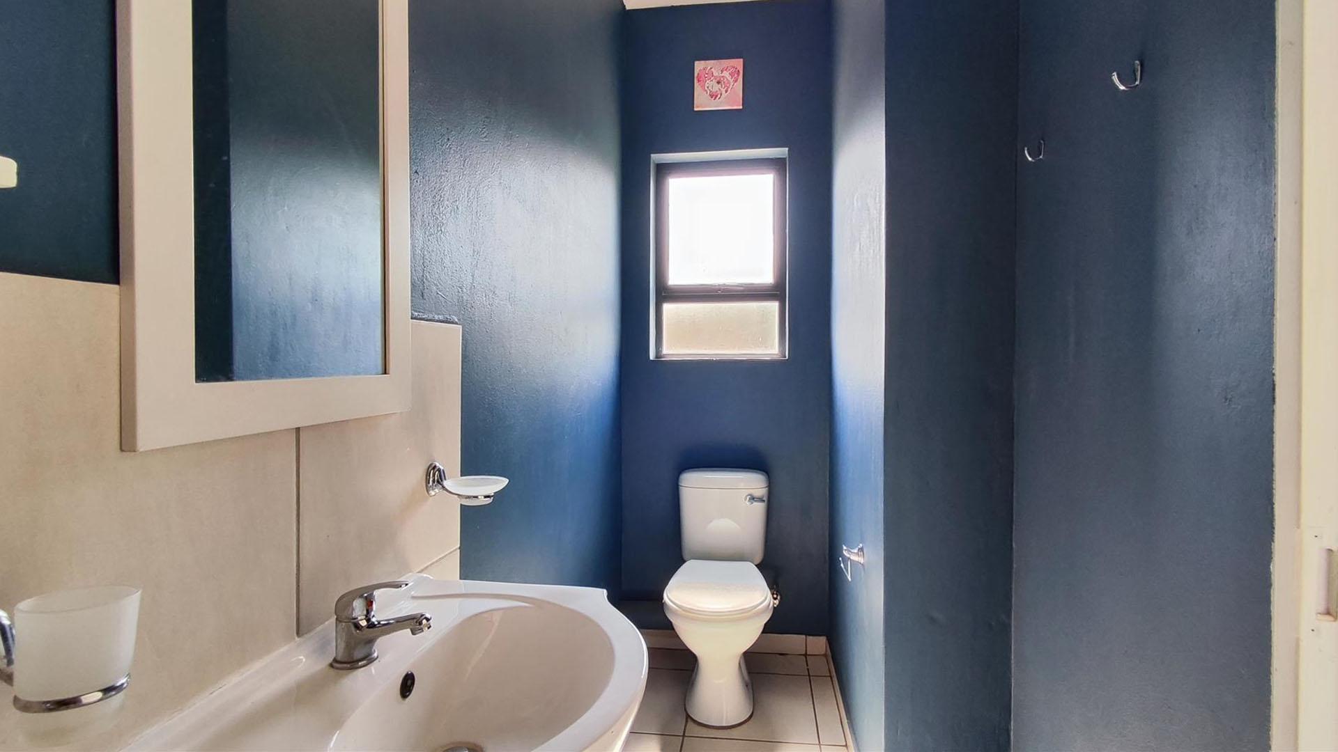 Main Bathroom - 5 square meters of property in Rynfield AH