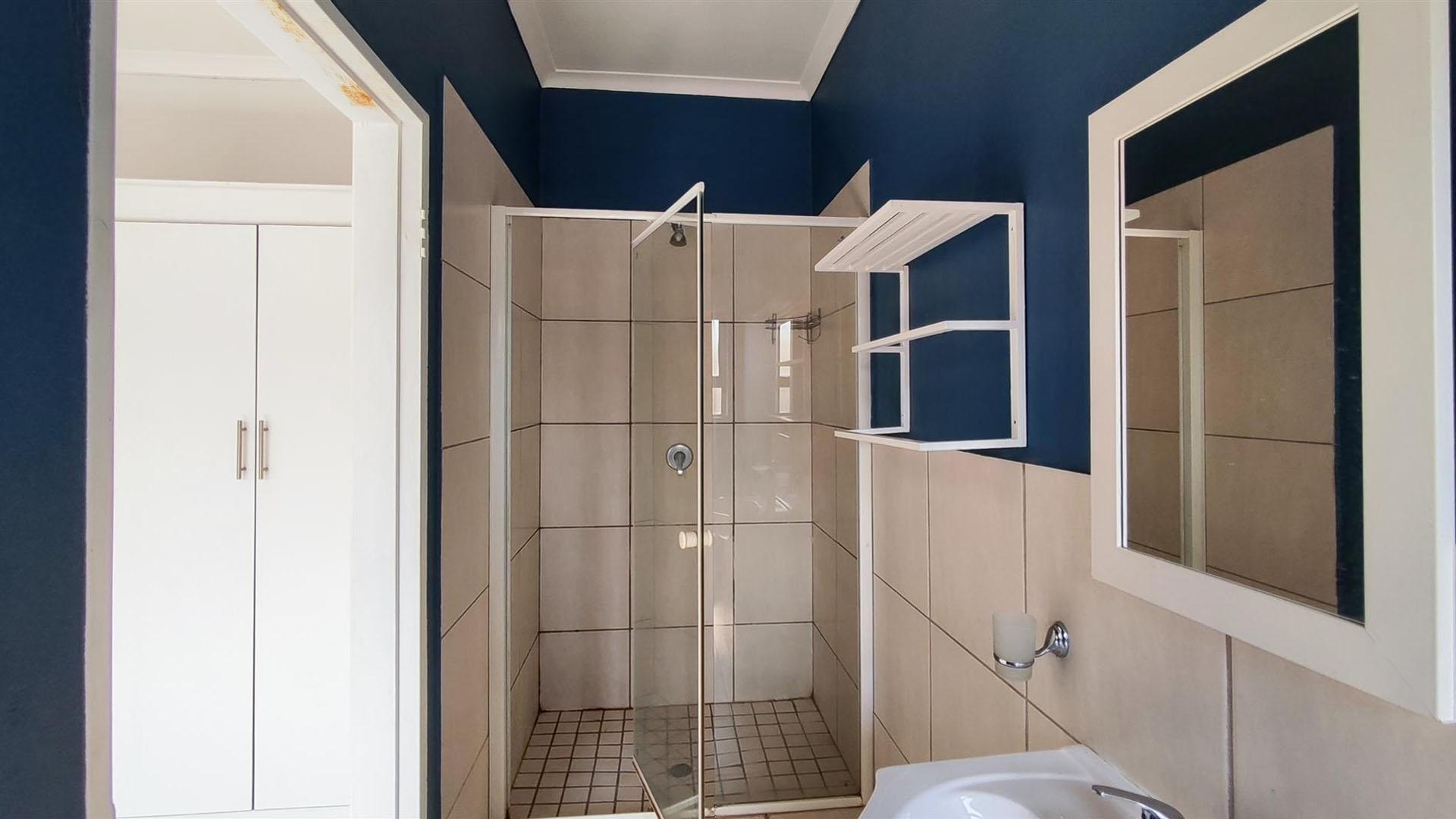 Main Bathroom - 5 square meters of property in Rynfield AH