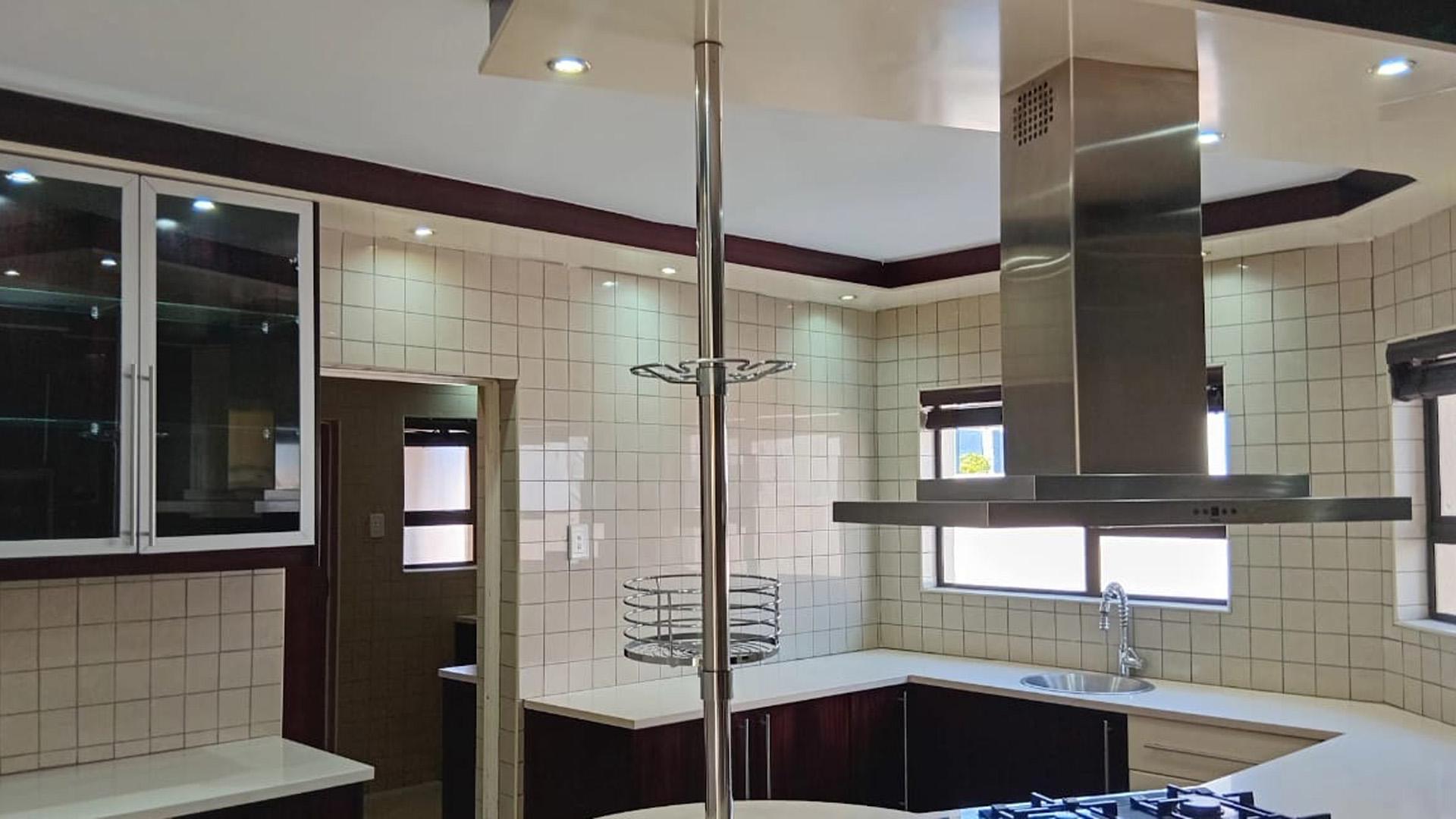 Kitchen of property in Bendor