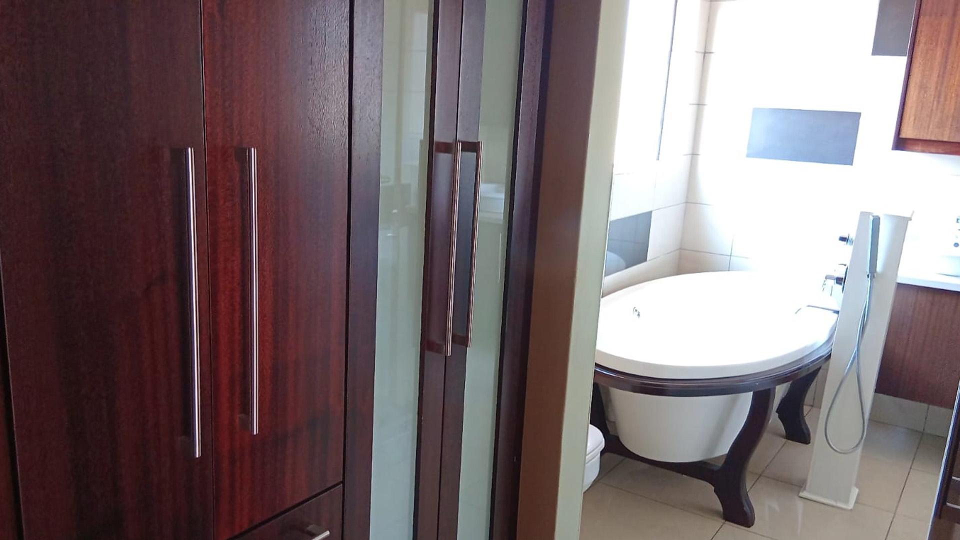 Main Bedroom of property in Bendor