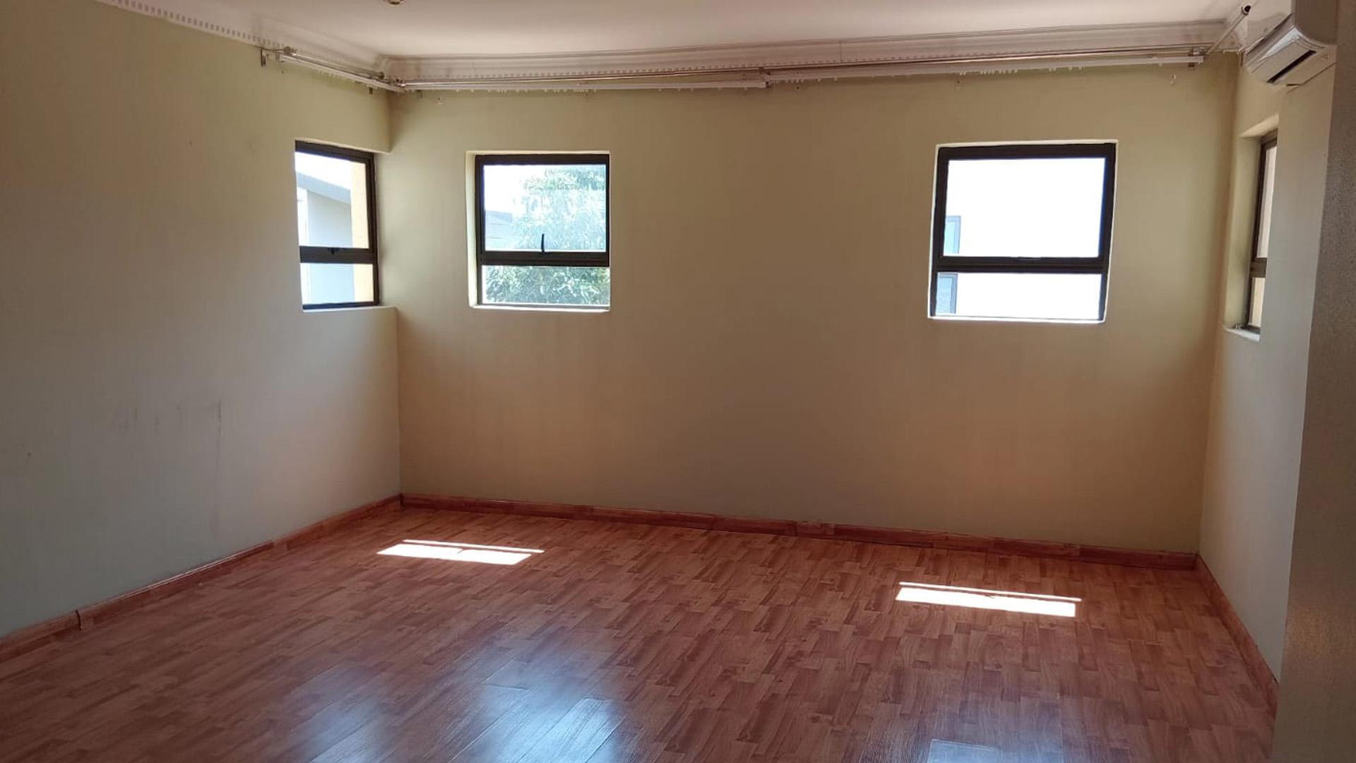 Main Bedroom of property in Bendor