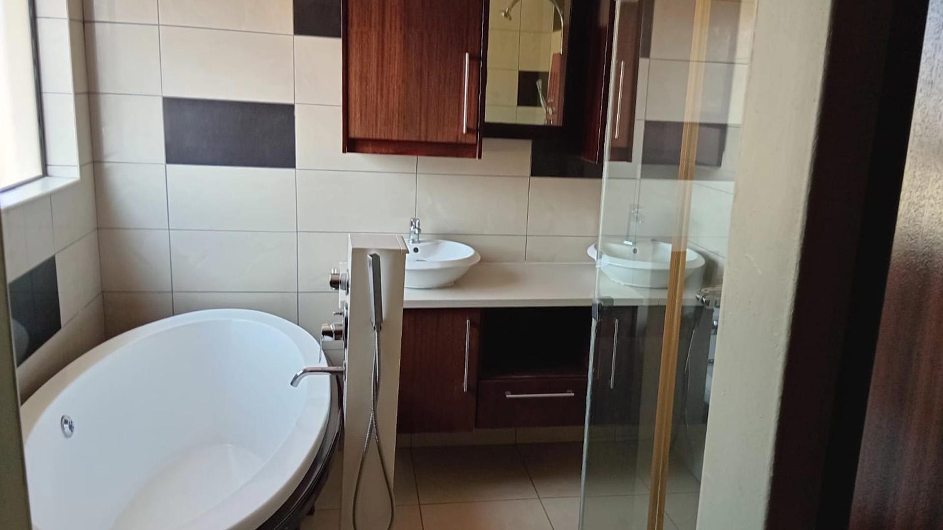 Main Bathroom of property in Bendor