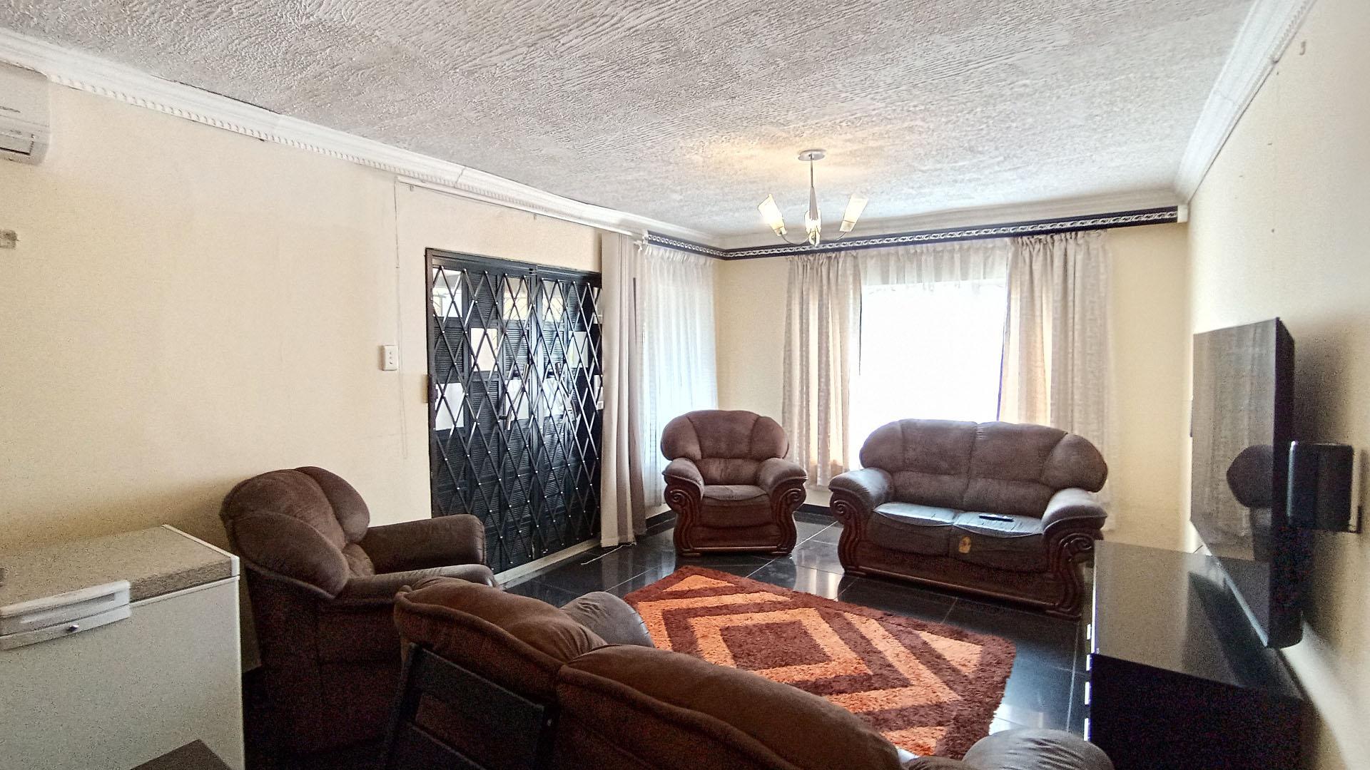 Lounges - 18 square meters of property in Bombay Heights