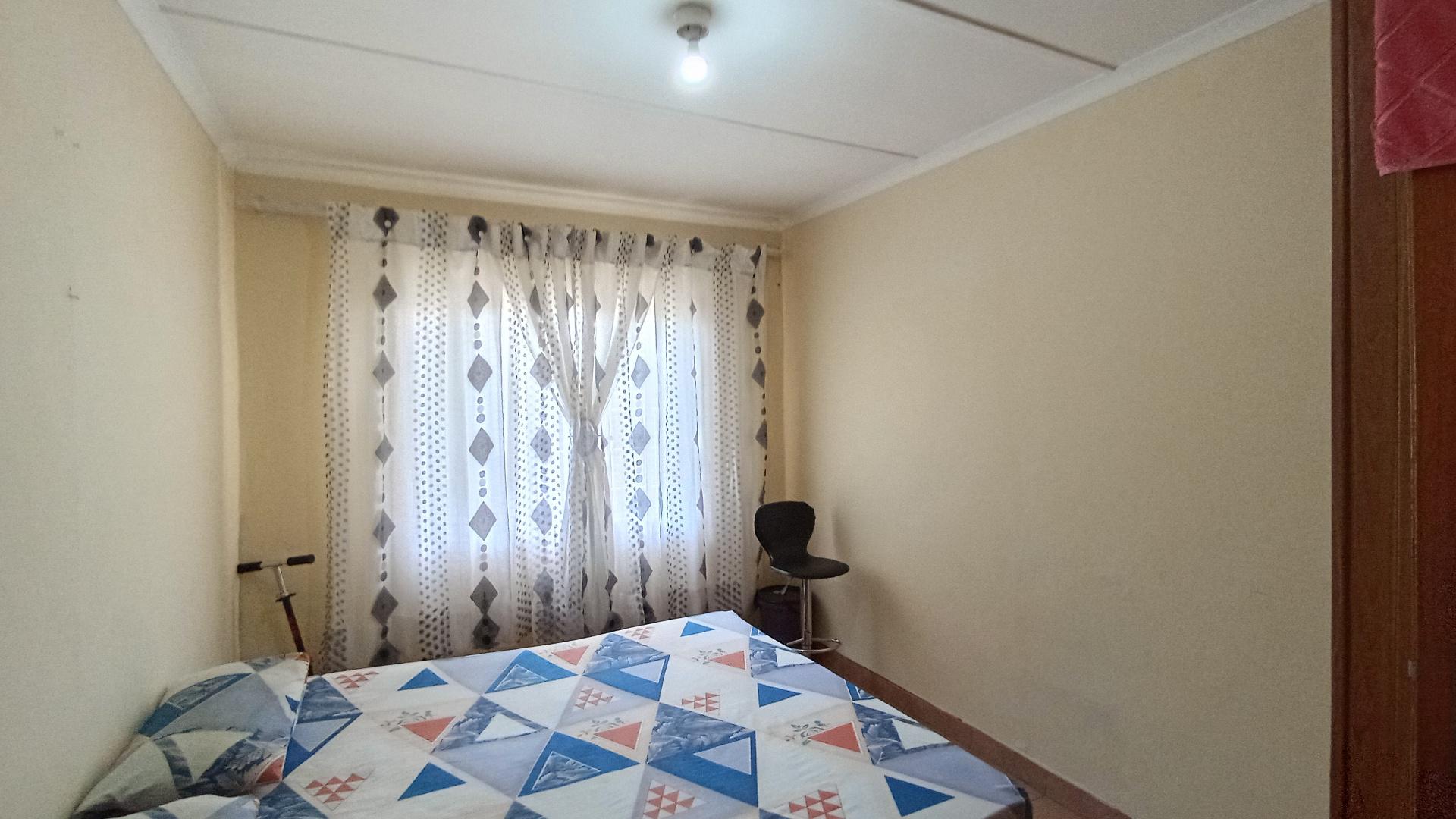 Bed Room 1 - 15 square meters of property in Bombay Heights