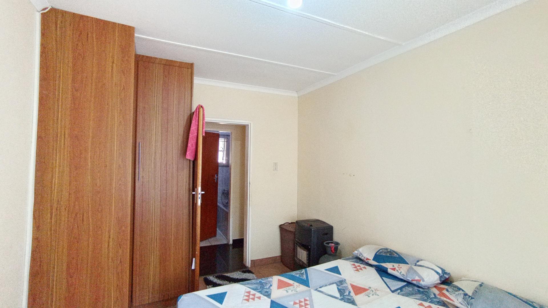 Bed Room 1 - 15 square meters of property in Bombay Heights