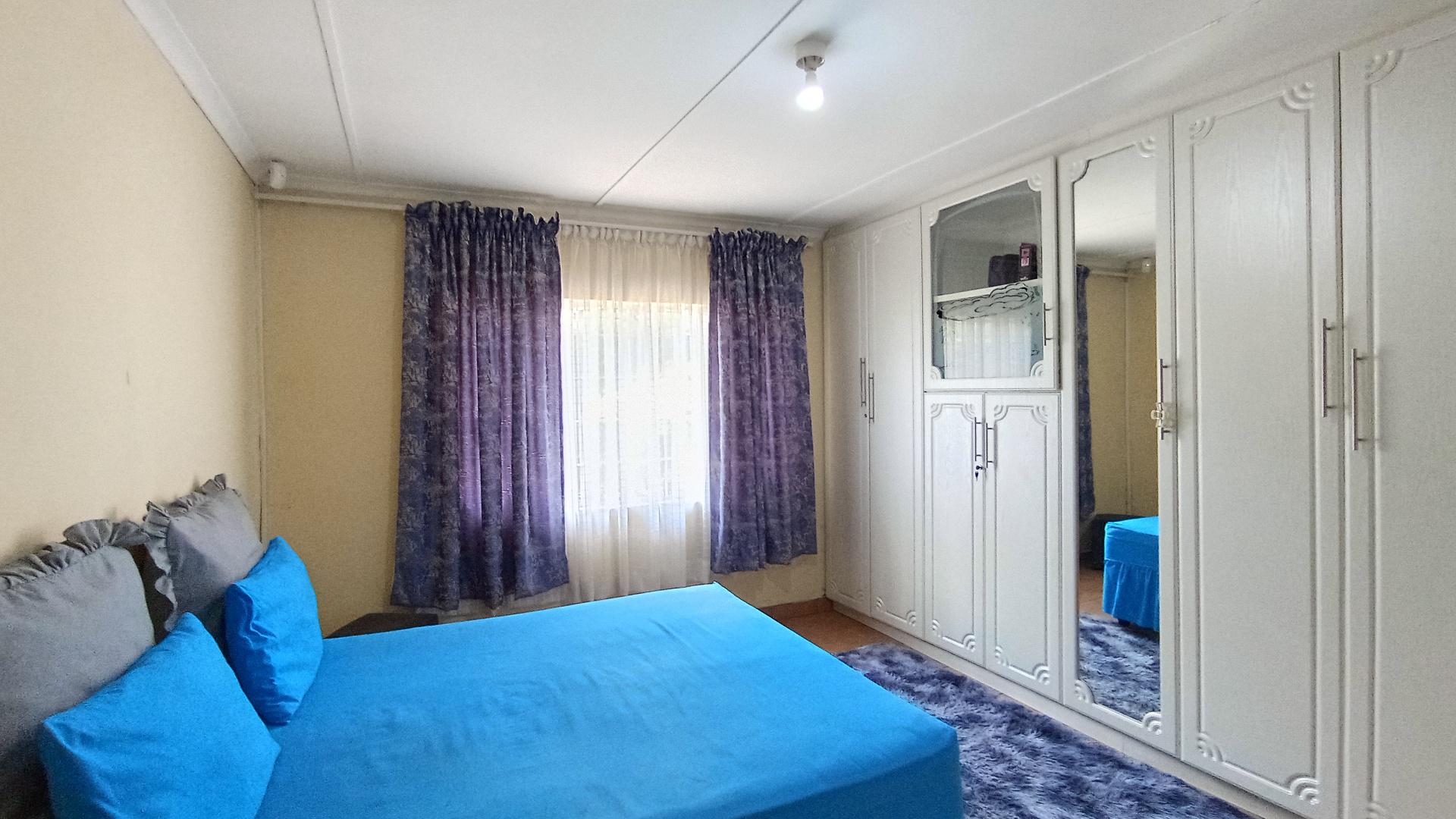 Main Bedroom - 20 square meters of property in Bombay Heights