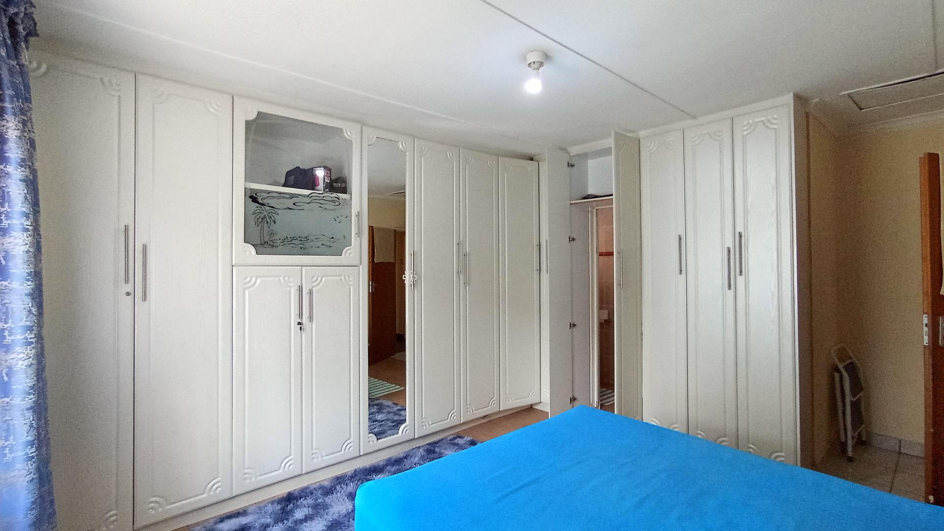 Main Bedroom - 20 square meters of property in Bombay Heights