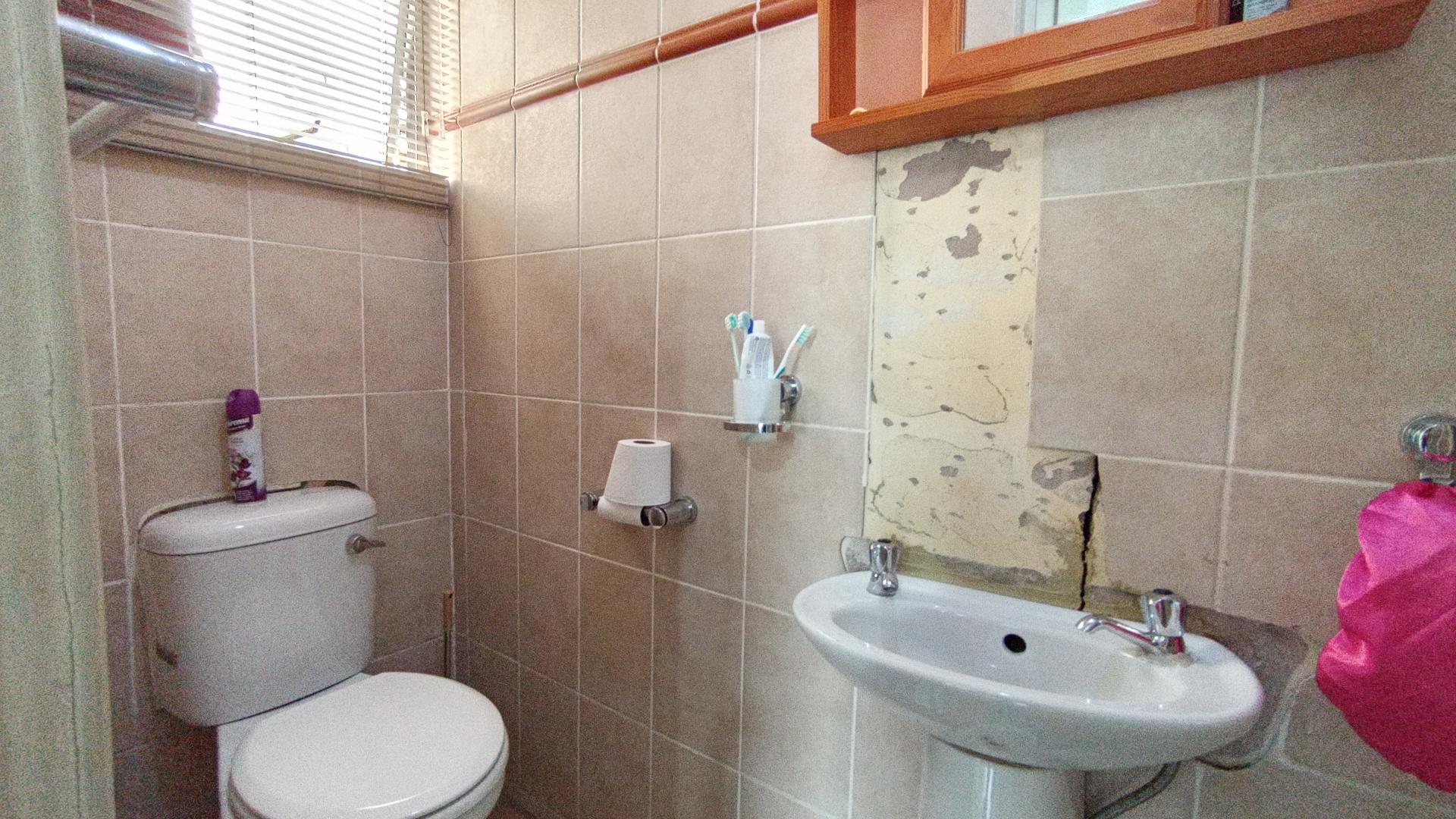 Main Bathroom - 3 square meters of property in Bombay Heights