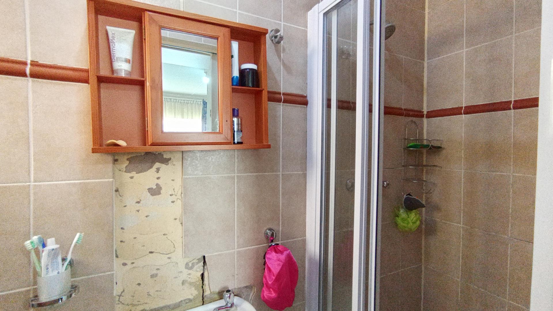 Main Bathroom - 3 square meters of property in Bombay Heights