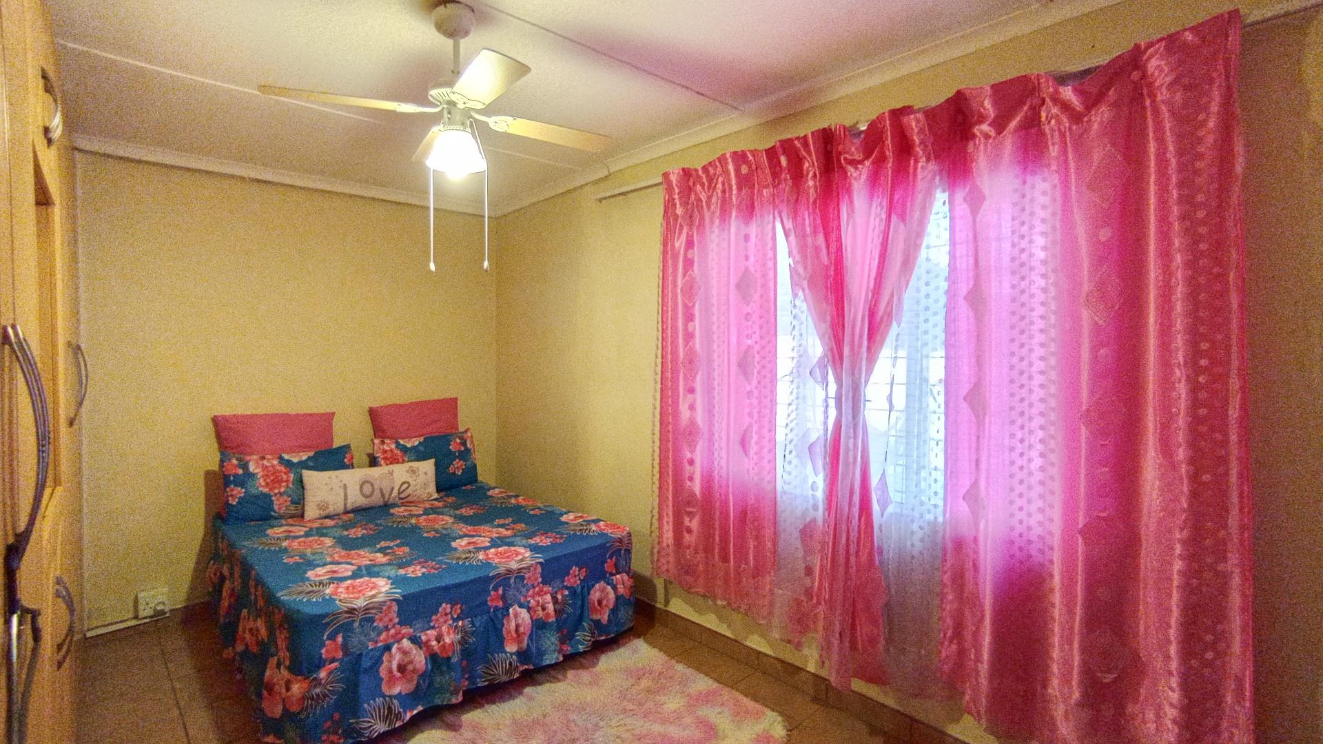 Bed Room 2 - 19 square meters of property in Bombay Heights