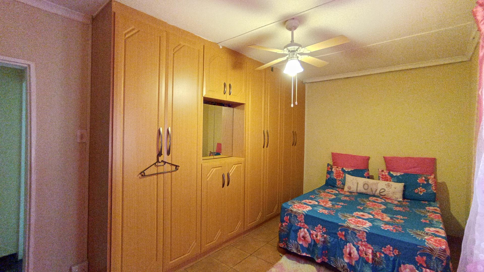 Bed Room 2 - 19 square meters of property in Bombay Heights