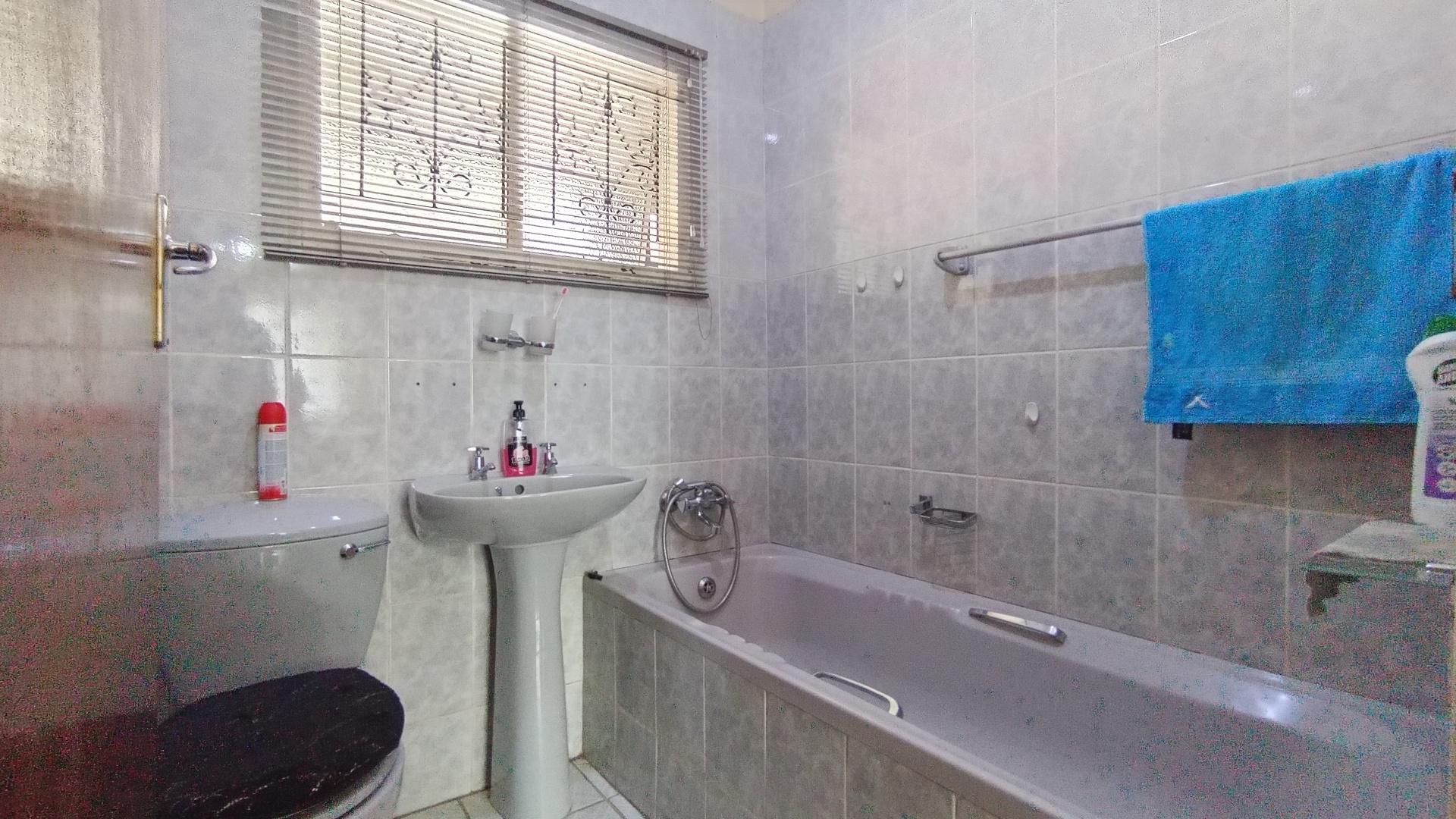 Bathroom 1 - 4 square meters of property in Bombay Heights