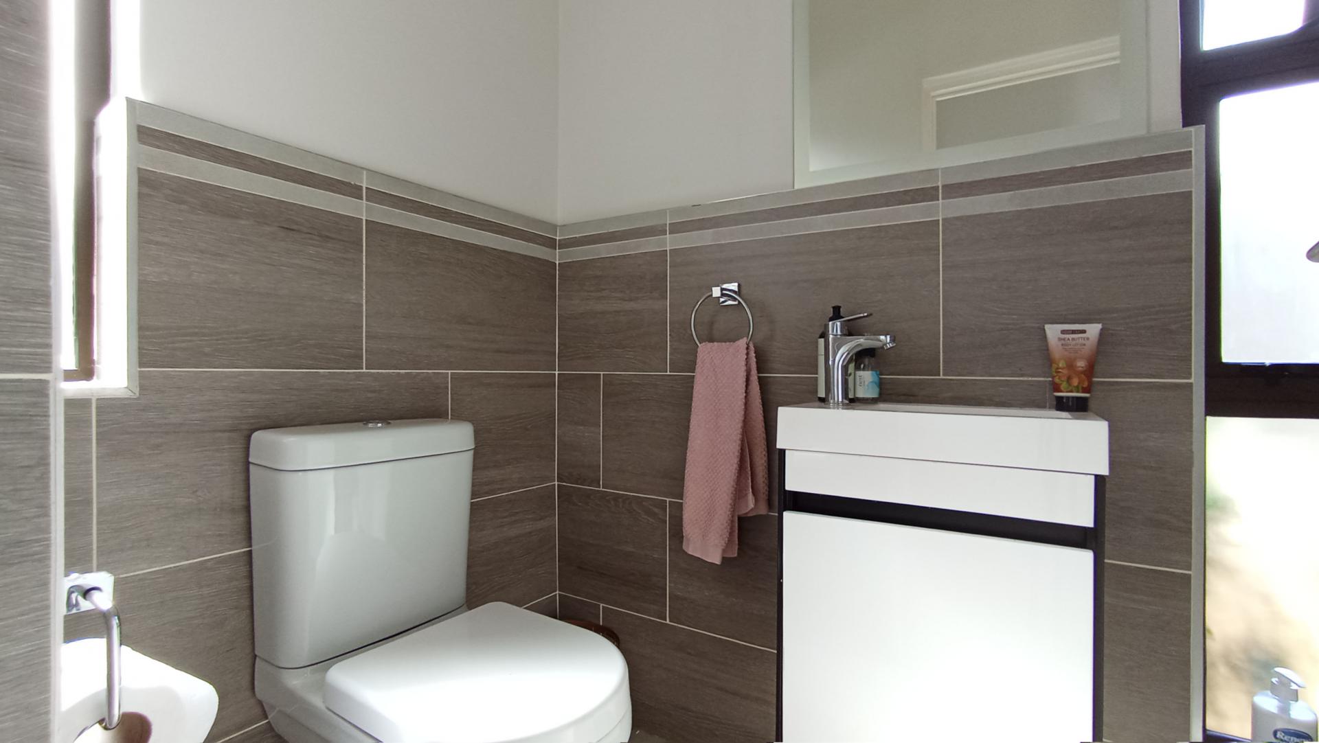 Guest Toilet - 3 square meters of property in Ferndale - JHB