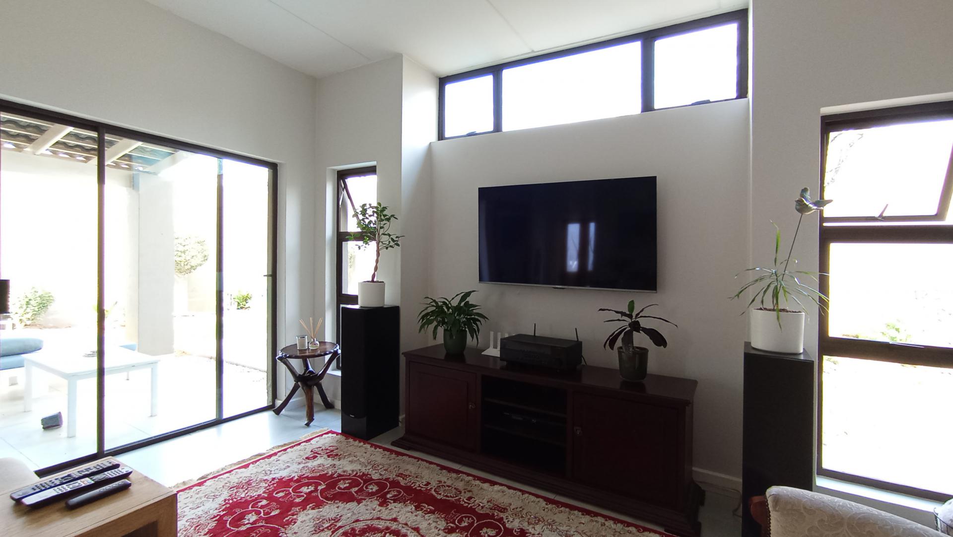 Lounges - 15 square meters of property in Ferndale - JHB