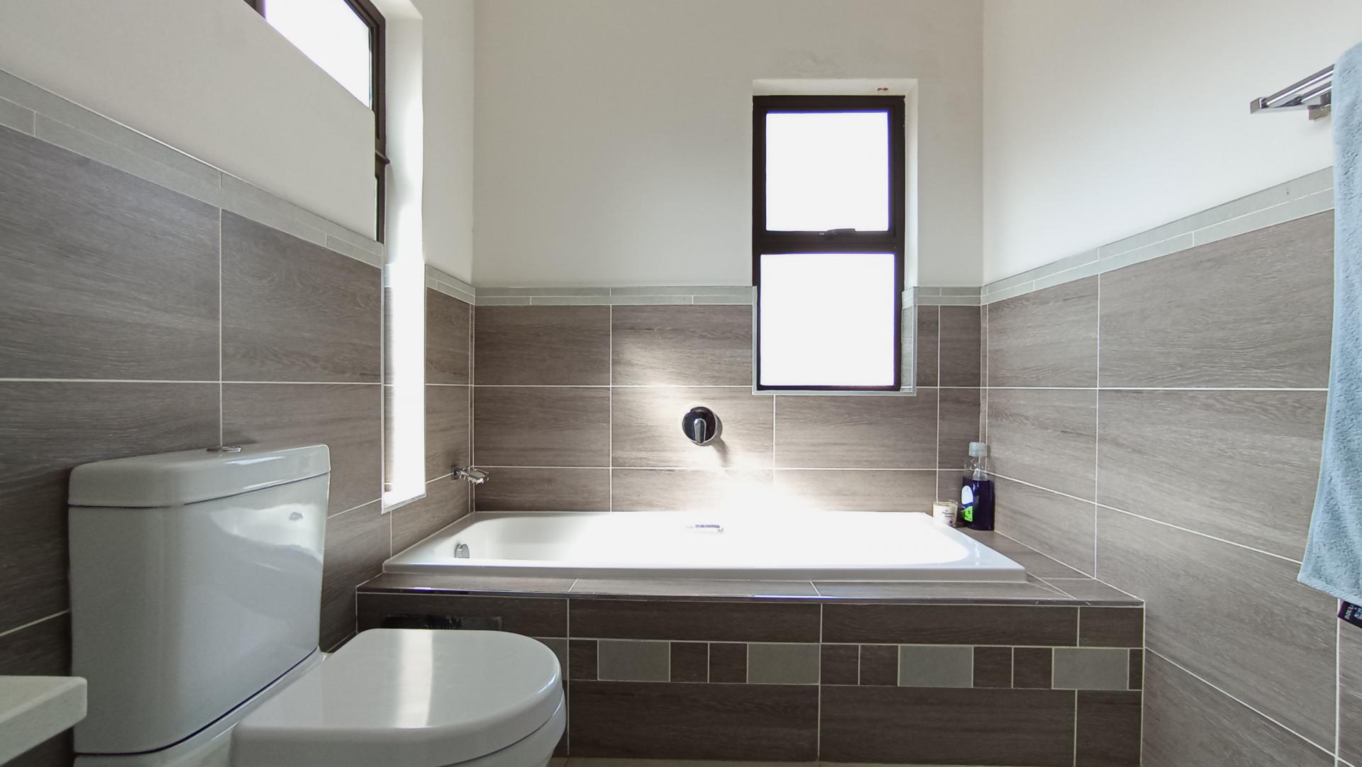 Bathroom 1 - 9 square meters of property in Ferndale - JHB