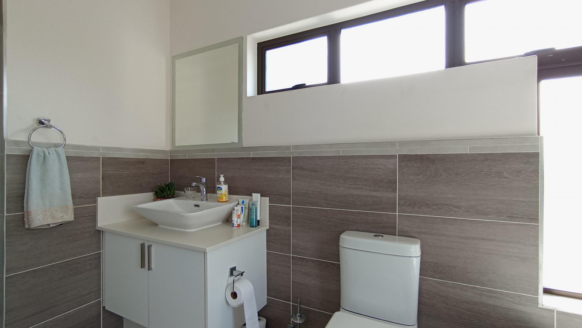 Bathroom 1 - 9 square meters of property in Ferndale - JHB