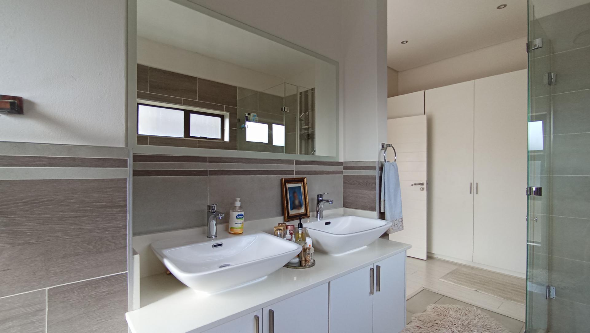 Main Bathroom - 8 square meters of property in Ferndale - JHB