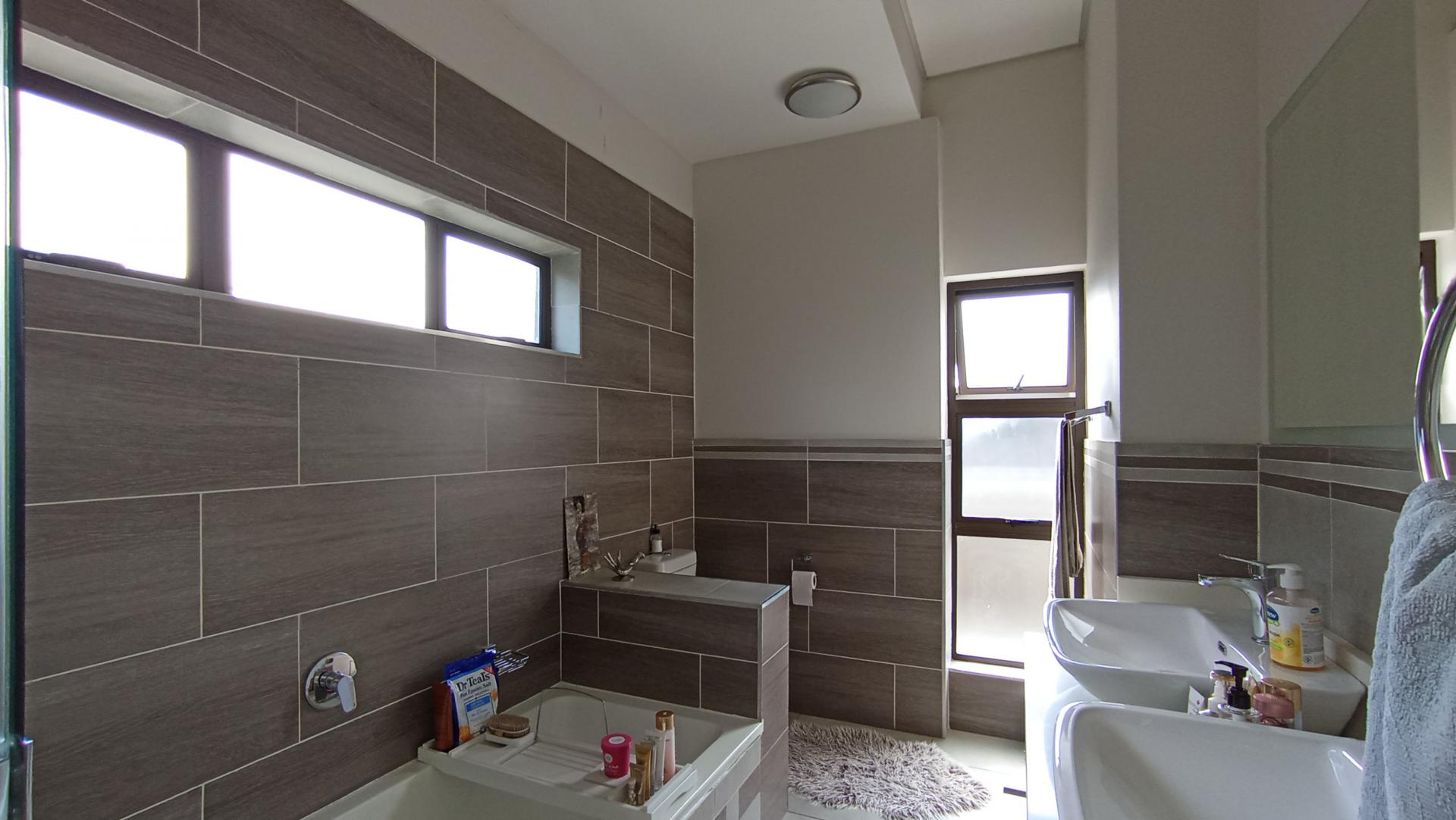Main Bathroom - 8 square meters of property in Ferndale - JHB